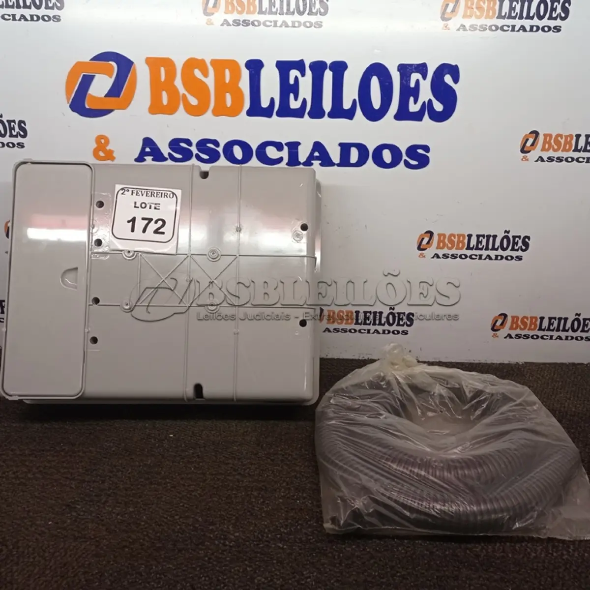 LOTE 172 - 01 CAIXA PLÁSTICA PARA UNIDADE DE MEDIÇÃO DE LIGAÇÃO DE ÁGUA.  (NO ESTADO) ATENÇÃO! FAZER A VISITAÇÃO ANTES DE ARREMATAR, NÃO SABEMOS SE FUNCIONA. LEILÃO NÃO TEM GARANTIA E NEM DEVOLUÇÃO, SUJEITO A POSSÍVEIS AVARIAS VISÍVEIS/OCULTAS E/OU AUSÊNCIA DE COMPONENTES.