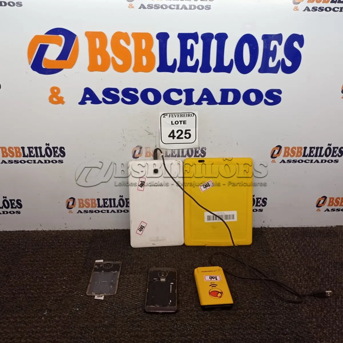 LOTE 425 - 02 TABLET’S, 01 CELULAR MOTOROLA E 01 MAQUININHA DE CARTÃO. (NO ESTADO) ATENÇÃO! FAZER A VISITAÇÃO ANTES DE ARREMATAR, NÃO SABEMOS SE FUNCIONA. LEILÃO NÃO TEM GARANTIA E NEM DEVOLUÇÃO, SUJEITO A POSSÍVEIS AVARIAS VISÍVEIS/OCULTAS E/OU AUSÊNCIA DE COMPONENTES.