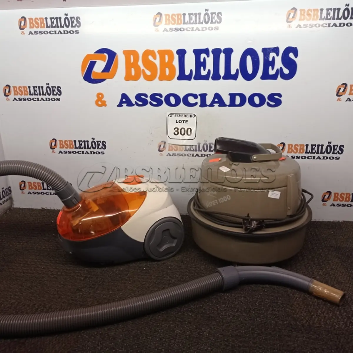 LOTE 300 - 02 ASPIRADORES DE PÓ MARCAS PHILIPS E BLACK E DECKER. (NO ESTADO) ATENÇÃO! FAZER A VISITAÇÃO ANTES DE ARREMATAR, NÃO SABEMOS SE FUNCIONA. LEILÃO NÃO TEM GARANTIA E NEM DEVOLUÇÃO, SUJEITO A POSSÍVEIS AVARIAS VISÍVEIS/OCULTAS E/OU AUSÊNCIA DE COMPONENTES.