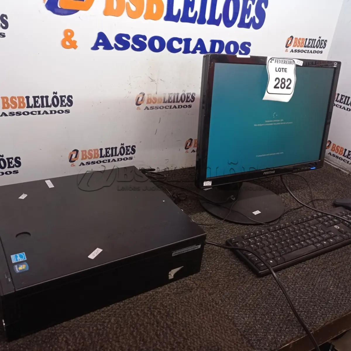 LOTE 282 -  01 CPU LENOVO E 01 MONITOR POSITIVO COM TECLADO. (NO ESTADO) ATENÇÃO! FAZER A VISITAÇÃO ANTES DE ARREMATAR, NÃO SABEMOS SE FUNCIONA. LEILÃO NÃO TEM GARANTIA E NEM DEVOLUÇÃO, SUJEITO A POSSÍVEIS AVARIAS VISÍVEIS/OCULTAS E/OU AUSÊNCIA DE COMPONENTES.