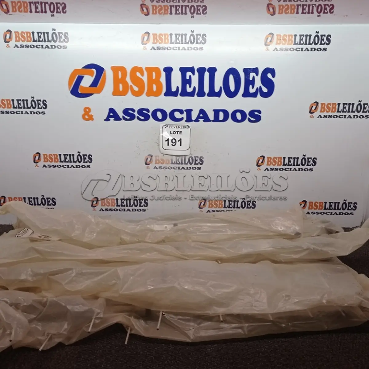 LOTE 191 - 04 ANTENAS. (NOVO) (NO ESTADO) ATENÇÃO! FAZER A VISITAÇÃO ANTES DE ARREMATAR, NÃO SABEMOS SE FUNCIONA. LEILÃO NÃO TEM GARANTIA E NEM DEVOLUÇÃO, SUJEITO A POSSÍVEIS AVARIAS VISÍVEIS/OCULTAS E/OU AUSÊNCIA DE COMPONENTES.