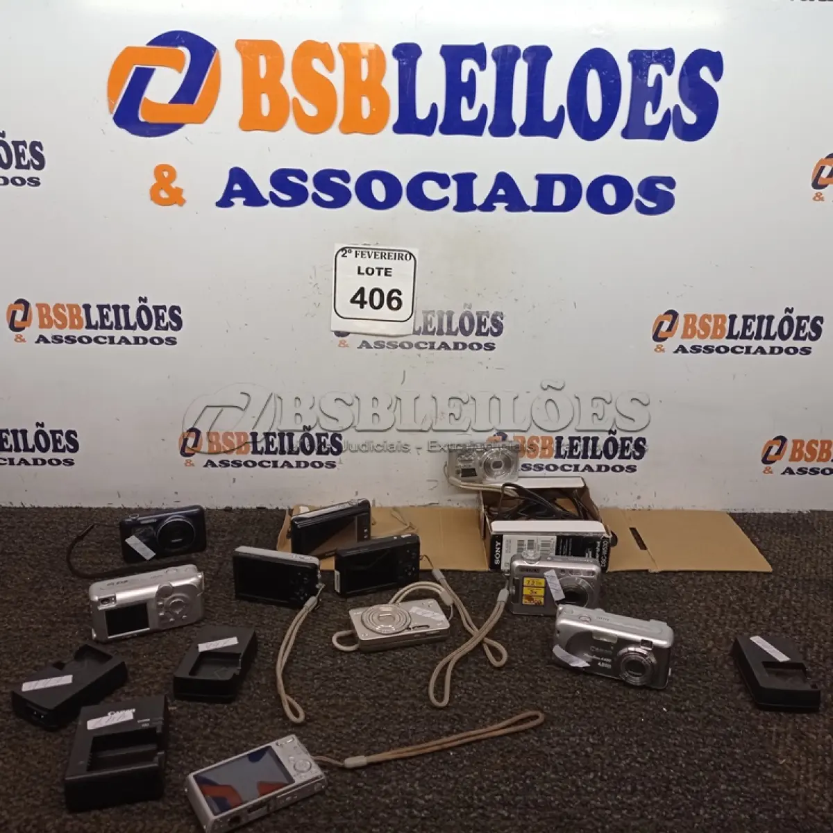 LOTE 406 - 01 LOTE COM CÂMERAS FOTOGRÁFICAS DIGITAIS COM BASES CARREGADORAS DE BATERIA. (NO ESTADO) ATENÇÃO! FAZER A VISITAÇÃO ANTES DE ARREMATAR, NÃO SABEMOS SE FUNCIONA. LEILÃO NÃO TEM GARANTIA E NEM DEVOLUÇÃO, SUJEITO A POSSÍVEIS AVARIAS VISÍVEIS/OCULTAS E/OU AUSÊNCIA DE COMPONENTES.