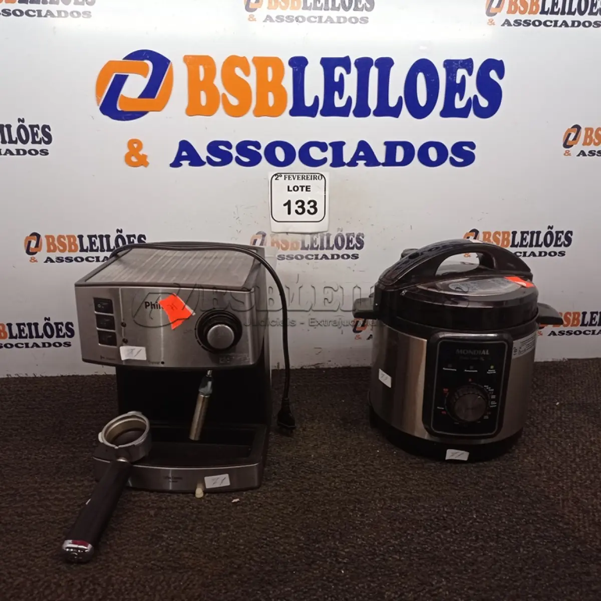LOTE 133 - 01 CAFETEIRA INCOMPLETO E 01 PANELA DE ARROZ. (NO ESTADO) ATENÇÃO! FAZER A VISITAÇÃO ANTES DE ARREMATAR, NÃO SABEMOS SE FUNCIONA. LEILÃO NÃO TEM GARANTIA E NEM DEVOLUÇÃO, SUJEITO A POSSÍVEIS AVARIAS VISÍVEIS/OCULTAS E/OU AUSÊNCIA DE COMPONENTES.