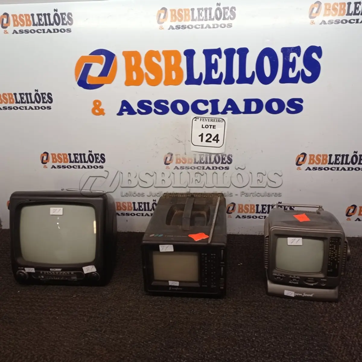 LOTE 124 - 03 TV’S PORTÁTEIS MARCAS E MODELOS DIVERSOS. (NO ESTADO) ATENÇÃO! FAZER A VISITAÇÃO ANTES DE ARREMATAR, NÃO SABEMOS SE FUNCIONA. LEILÃO NÃO TEM GARANTIA E NEM DEVOLUÇÃO, SUJEITO A POSSÍVEIS AVARIAS VISÍVEIS/OCULTAS E/OU AUSÊNCIA DE COMPONENTES.