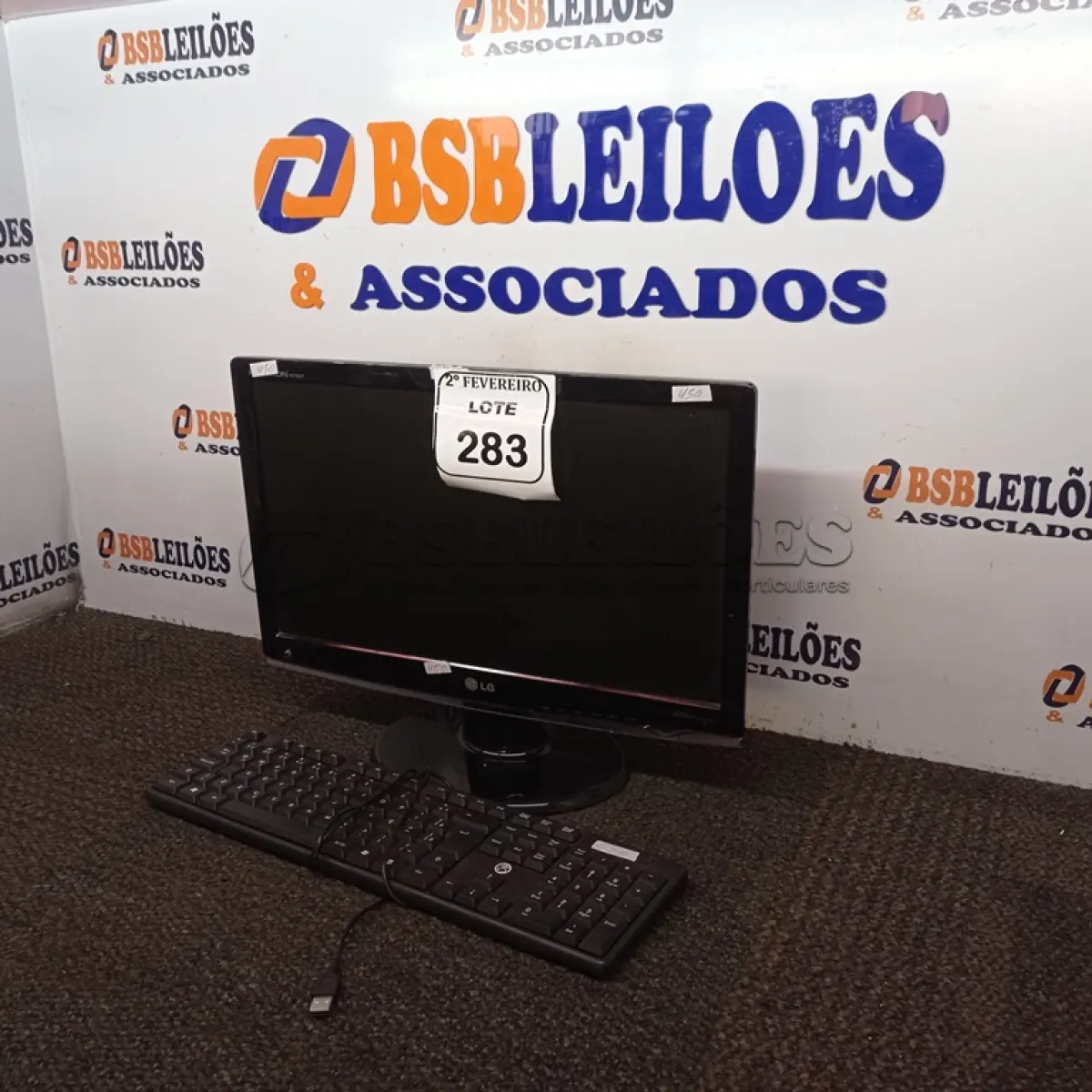 LOTE 283 -  01 MONITOR LG COM TECLADO. (NO ESTADO) ATENÇÃO! FAZER A VISITAÇÃO ANTES DE ARREMATAR, NÃO SABEMOS SE FUNCIONA. LEILÃO NÃO TEM GARANTIA E NEM DEVOLUÇÃO, SUJEITO A POSSÍVEIS AVARIAS VISÍVEIS/OCULTAS E/OU AUSÊNCIA DE COMPONENTES.