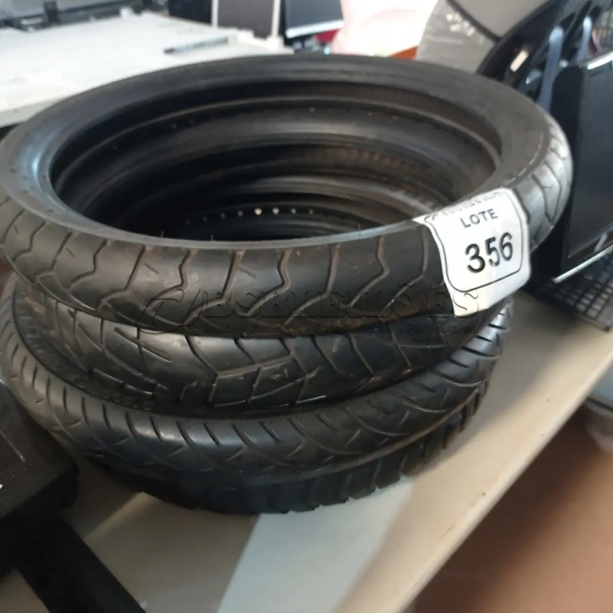 LOTE 356 - 04 PNEUS DE MOTO USADOS, SENDO 02 90/90 AROS 21, 01 120/70 ARO 19 E 01 100/90 ARO 19. (NO ESTADO) ATENÇÃO! FAZER A VISITAÇÃO ANTES DE ARREMATAR, NÃO SABEMOS SE FUNCIONA. LEILÃO NÃO TEM GARANTIA E NEM DEVOLUÇÃO, SUJEITO A POSSÍVEIS AVARIAS VISÍVEIS/OCULTAS E/OU AUSÊNCIA DE COMPONENTES.