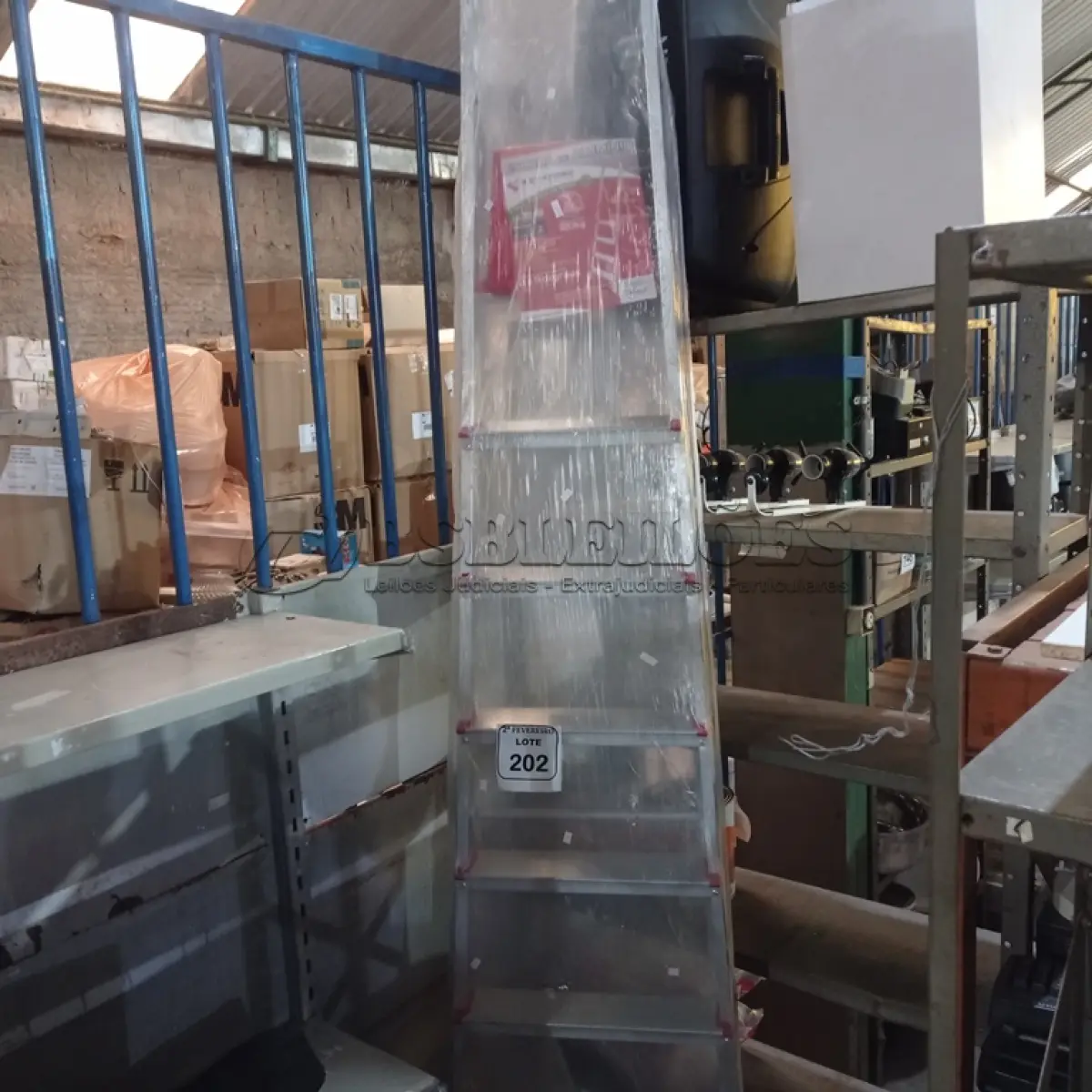 LOTE 202 - 01 ESCADA DE ALUMÍNIO C/09 DEGRAUS. (NO ESTADO) ATENÇÃO! FAZER A VISITAÇÃO ANTES DE ARREMATAR, NÃO SABEMOS SE FUNCIONA. LEILÃO NÃO TEM GARANTIA E NEM DEVOLUÇÃO, SUJEITO A POSSÍVEIS AVARIAS VISÍVEIS/OCULTAS E/OU AUSÊNCIA DE COMPONENTES.