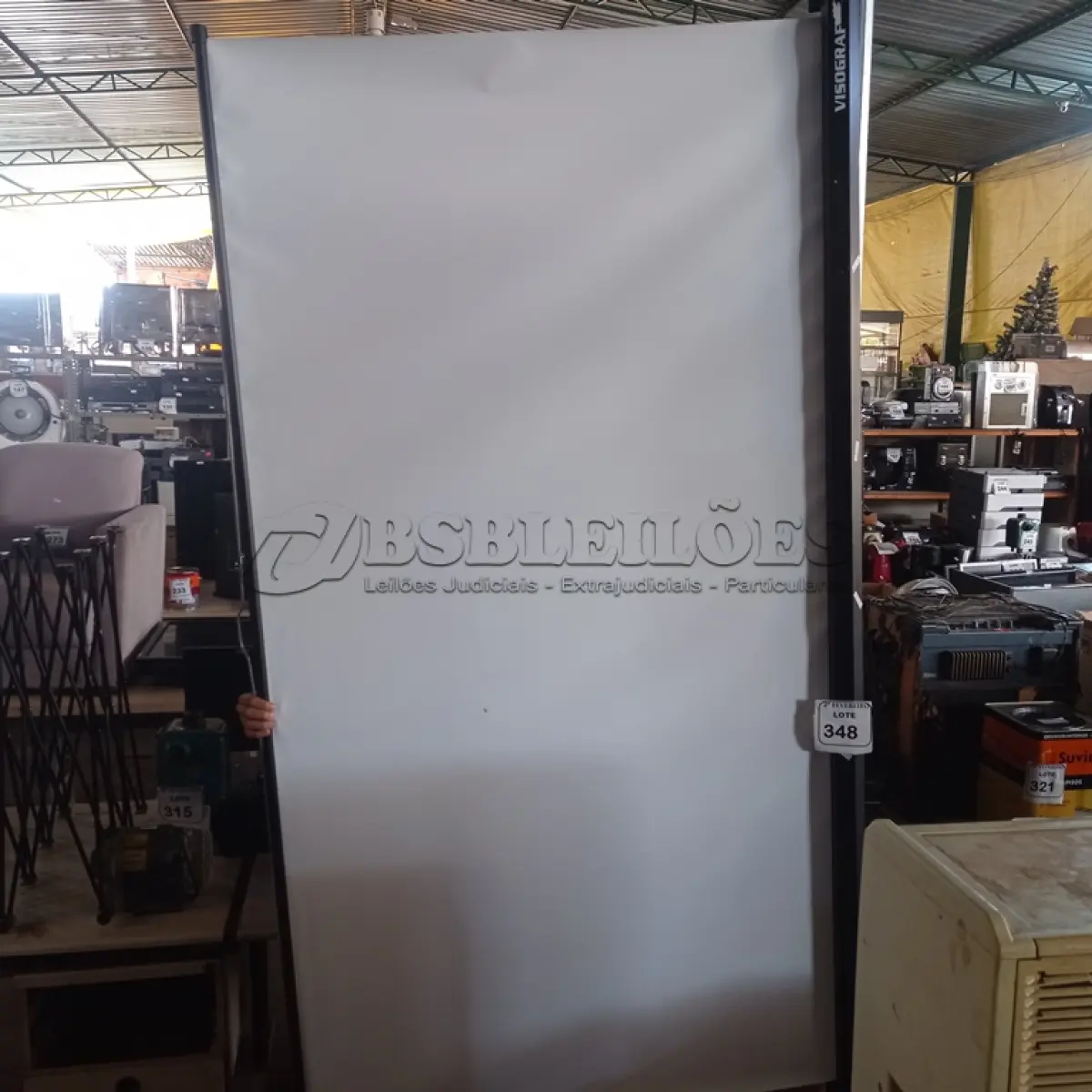 LOTE 348 - 01 TELA DE PROJEÇÃO MANUAL.  (NO ESTADO) ATENÇÃO! FAZER A VISITAÇÃO ANTES DE ARREMATAR, NÃO SABEMOS SE FUNCIONA. LEILÃO NÃO TEM GARANTIA E NEM DEVOLUÇÃO, SUJEITO A POSSÍVEIS AVARIAS VISÍVEIS/OCULTAS E/OU AUSÊNCIA DE COMPONENTES.