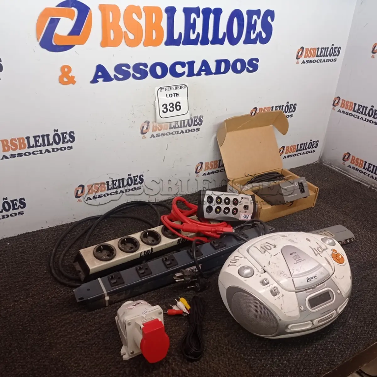 LOTE 336 -  01 RADIO, 02 FILTROS DE LINHA, 01 SELETOR AV, TOMADA INDUSTRIAL CABOS. (NO ESTADO) ATENÇÃO! FAZER A VISITAÇÃO ANTES DE ARREMATAR, NÃO SABEMOS SE FUNCIONA. LEILÃO NÃO TEM GARANTIA E NEM DEVOLUÇÃO, SUJEITO A POSSÍVEIS AVARIAS VISÍVEIS/OCULTAS E/OU AUSÊNCIA DE COMPONENTES.