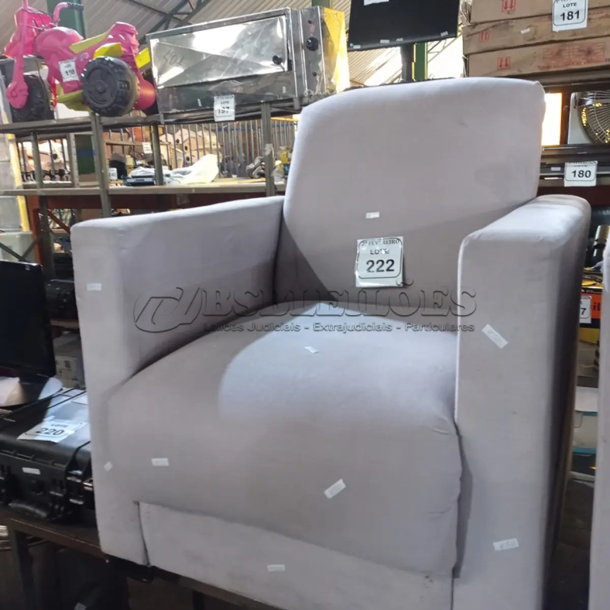 LOTE 222 -  01 POLTRONA ESTOFADA NA COR CINZA. (NO ESTADO) ATENÇÃO! FAZER A VISITAÇÃO ANTES DE ARREMATAR, NÃO SABEMOS SE FUNCIONA. LEILÃO NÃO TEM GARANTIA E NEM DEVOLUÇÃO, SUJEITO A POSSÍVEIS AVARIAS VISÍVEIS/OCULTAS E/OU AUSÊNCIA DE COMPONENTES.