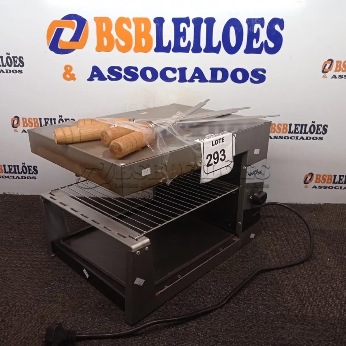 LOTE 293 - 01 CHURRASQUEIRA ELÉTRICA COM 4 ESPETOS. (NO ESTADO) ATENÇÃO! FAZER A VISITAÇÃO ANTES DE ARREMATAR, NÃO SABEMOS SE FUNCIONA. LEILÃO NÃO TEM GARANTIA E NEM DEVOLUÇÃO, SUJEITO A POSSÍVEIS AVARIAS VISÍVEIS/OCULTAS E/OU AUSÊNCIA DE COMPONENTES.