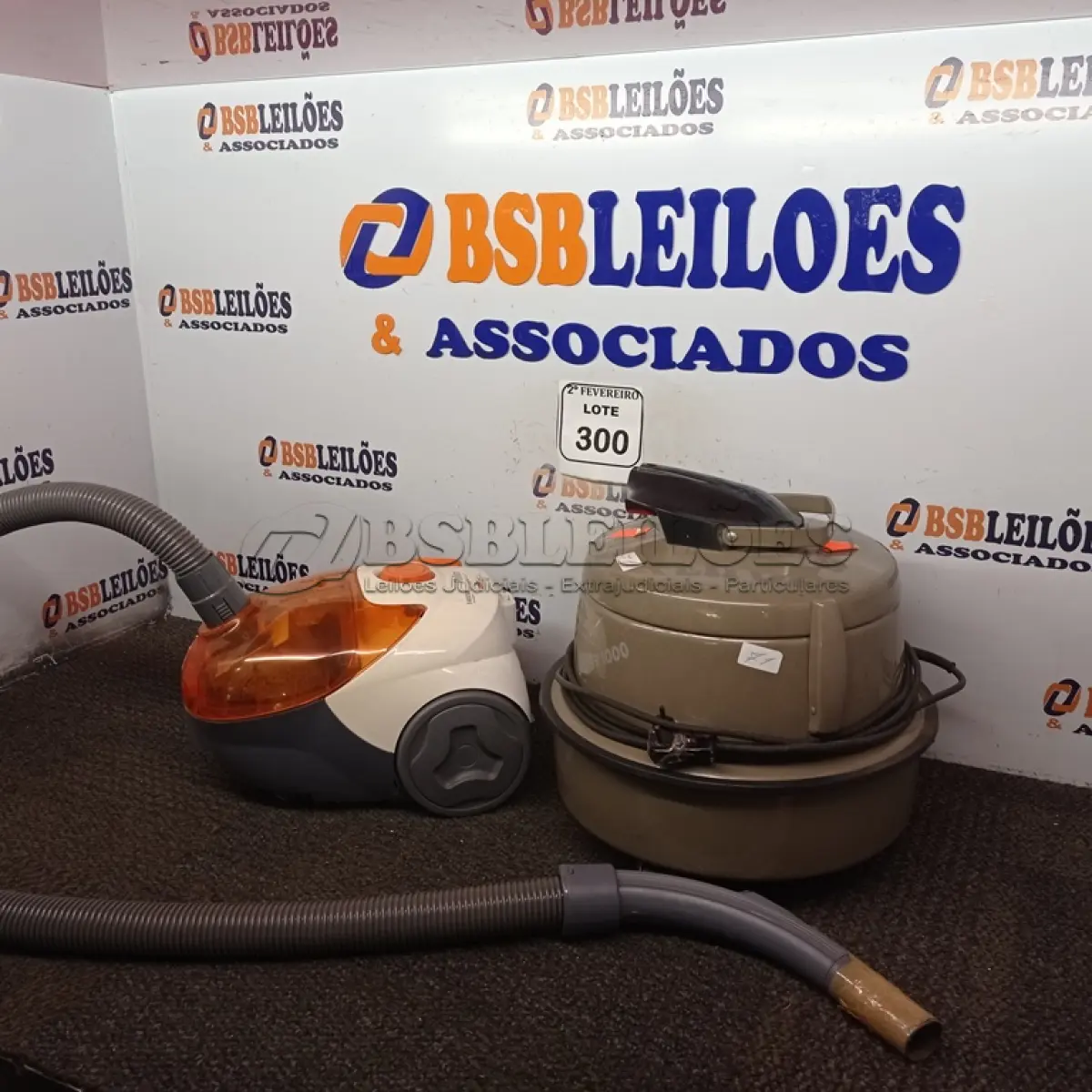 LOTE 300 - 02 ASPIRADORES DE PÓ MARCAS PHILIPS E BLACK E DECKER. (NO ESTADO) ATENÇÃO! FAZER A VISITAÇÃO ANTES DE ARREMATAR, NÃO SABEMOS SE FUNCIONA. LEILÃO NÃO TEM GARANTIA E NEM DEVOLUÇÃO, SUJEITO A POSSÍVEIS AVARIAS VISÍVEIS/OCULTAS E/OU AUSÊNCIA DE COMPONENTES.