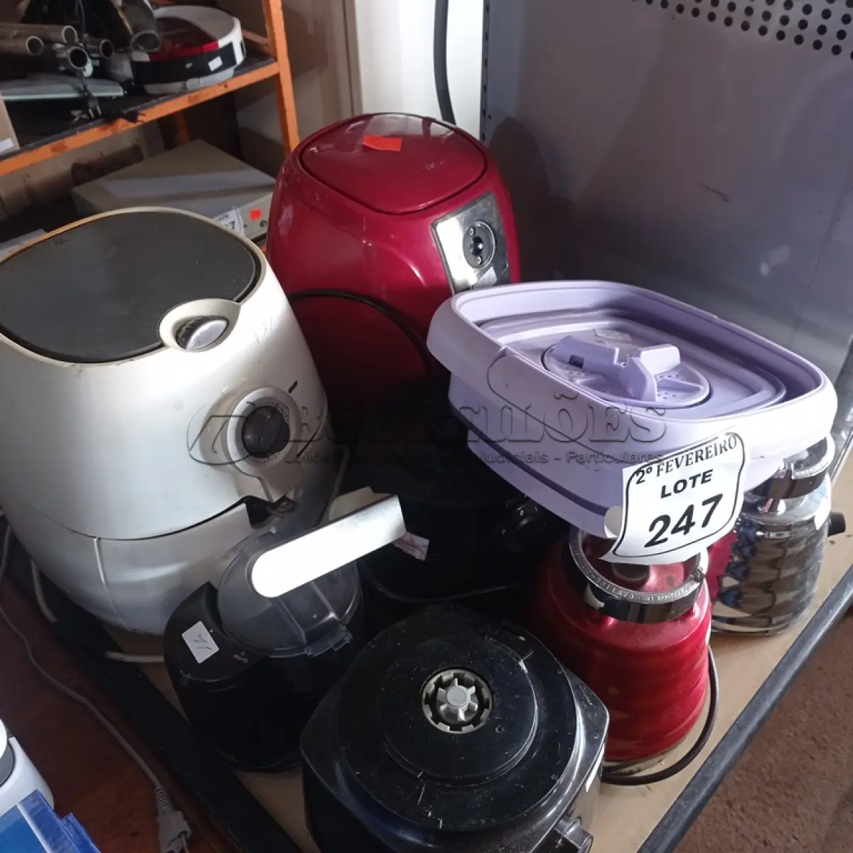 LOTE 247 -  01 LOTE COM AIR FRYER E BASES DE LIQUIDIFICADORES. (NO ESTADO) ATENÇÃO! FAZER A VISITAÇÃO ANTES DE ARREMATAR, NÃO SABEMOS SE FUNCIONA. LEILÃO NÃO TEM GARANTIA E NEM DEVOLUÇÃO, SUJEITO A POSSÍVEIS AVARIAS VISÍVEIS/OCULTAS E/OU AUSÊNCIA DE COMPONENTES.