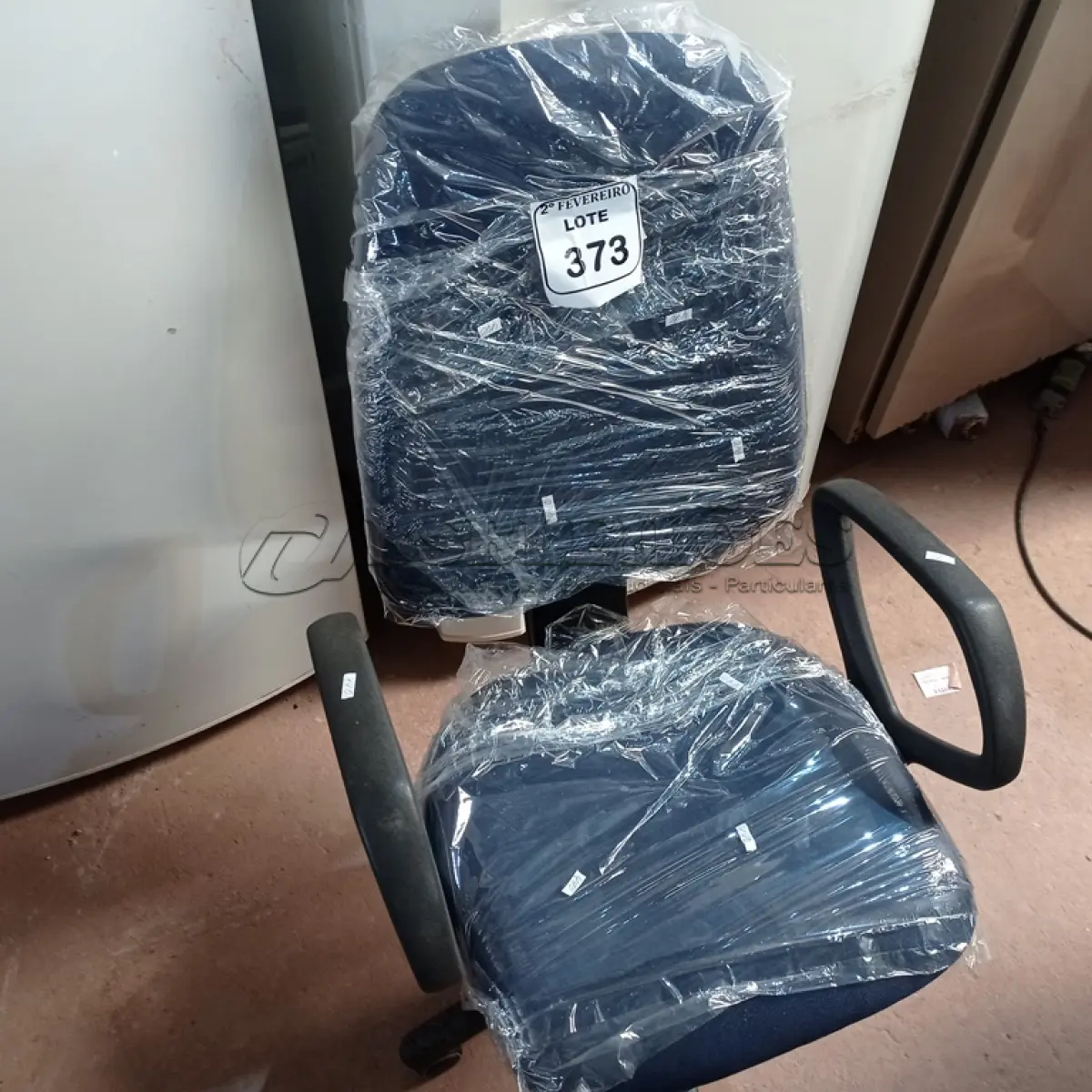 LOTE 373 -  01 CADEIRA GIRATÓRIA PARA ESCRITÓRIO. (NO ESTADO) ATENÇÃO! FAZER A VISITAÇÃO ANTES DE ARREMATAR, NÃO SABEMOS SE FUNCIONA. LEILÃO NÃO TEM GARANTIA E NEM DEVOLUÇÃO, SUJEITO A POSSÍVEIS AVARIAS VISÍVEIS/OCULTAS E/OU AUSÊNCIA DE COMPONENTES.