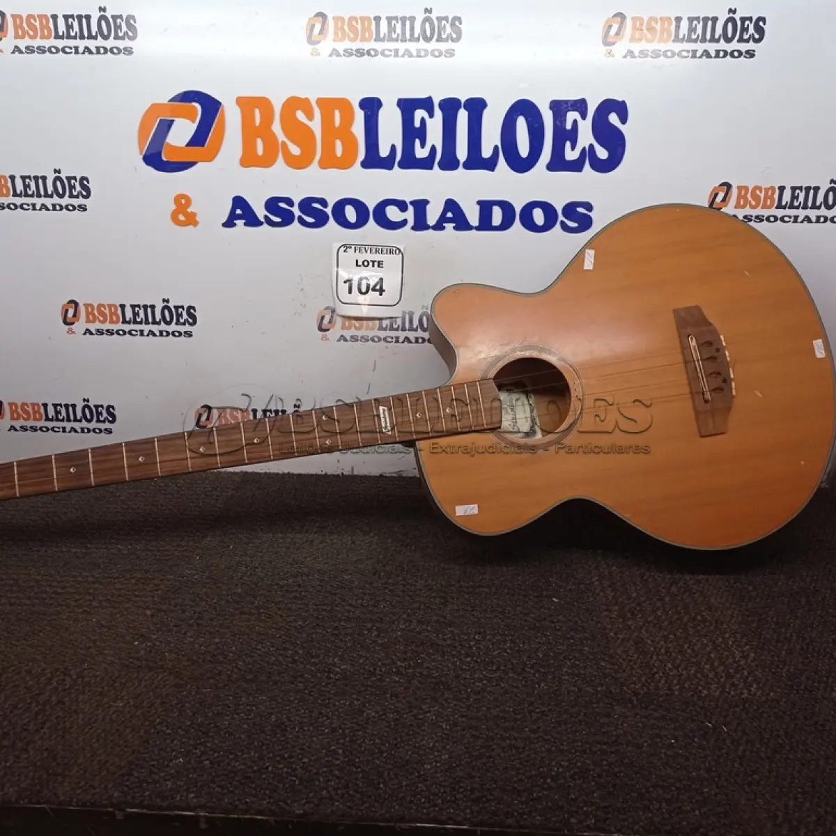 LOTE 104 - 01 VIOLÃO MARCA STRINBERG. (NO ESTADO) ATENÇÃO! FAZER A VISITAÇÃO ANTES DE ARREMATAR, NÃO SABEMOS SE FUNCIONA. LEILÃO NÃO TEM GARANTIA E NEM DEVOLUÇÃO, SUJEITO A POSSÍVEIS AVARIAS VISÍVEIS/OCULTAS E/OU AUSÊNCIA DE COMPONENTES.