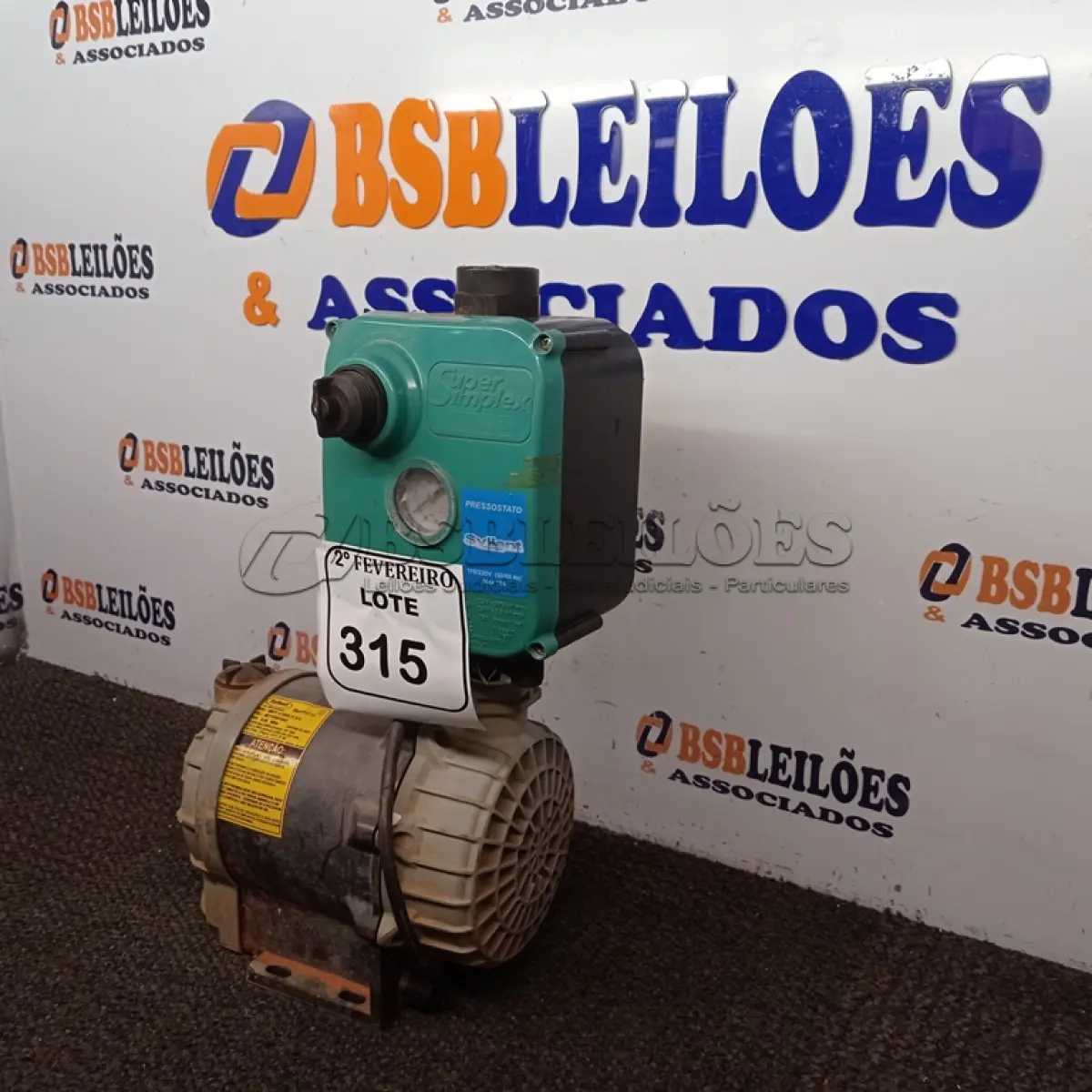 LOTE 315 - 01 BOMBA PRESSURIZADORA MARCA SYLLENTE. (NO ESTADO) ATENÇÃO! FAZER A VISITAÇÃO ANTES DE ARREMATAR, NÃO SABEMOS SE FUNCIONA. LEILÃO NÃO TEM GARANTIA E NEM DEVOLUÇÃO, SUJEITO A POSSÍVEIS AVARIAS VISÍVEIS/OCULTAS E/OU AUSÊNCIA DE COMPONENTES.
