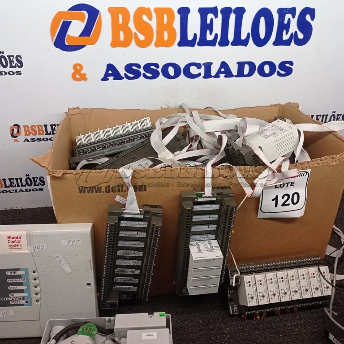 LOTE 120 - 01 LOTE COM ELETRÔNICOS DIVERSOS. (NO ESTADO) ATENÇÃO! FAZER A VISITAÇÃO ANTES DE ARREMATAR, NÃO SABEMOS SE FUNCIONA. LEILÃO NÃO TEM GARANTIA E NEM DEVOLUÇÃO, SUJEITO A POSSÍVEIS AVARIAS VISÍVEIS/OCULTAS E/OU AUSÊNCIA DE COMPONENTES.