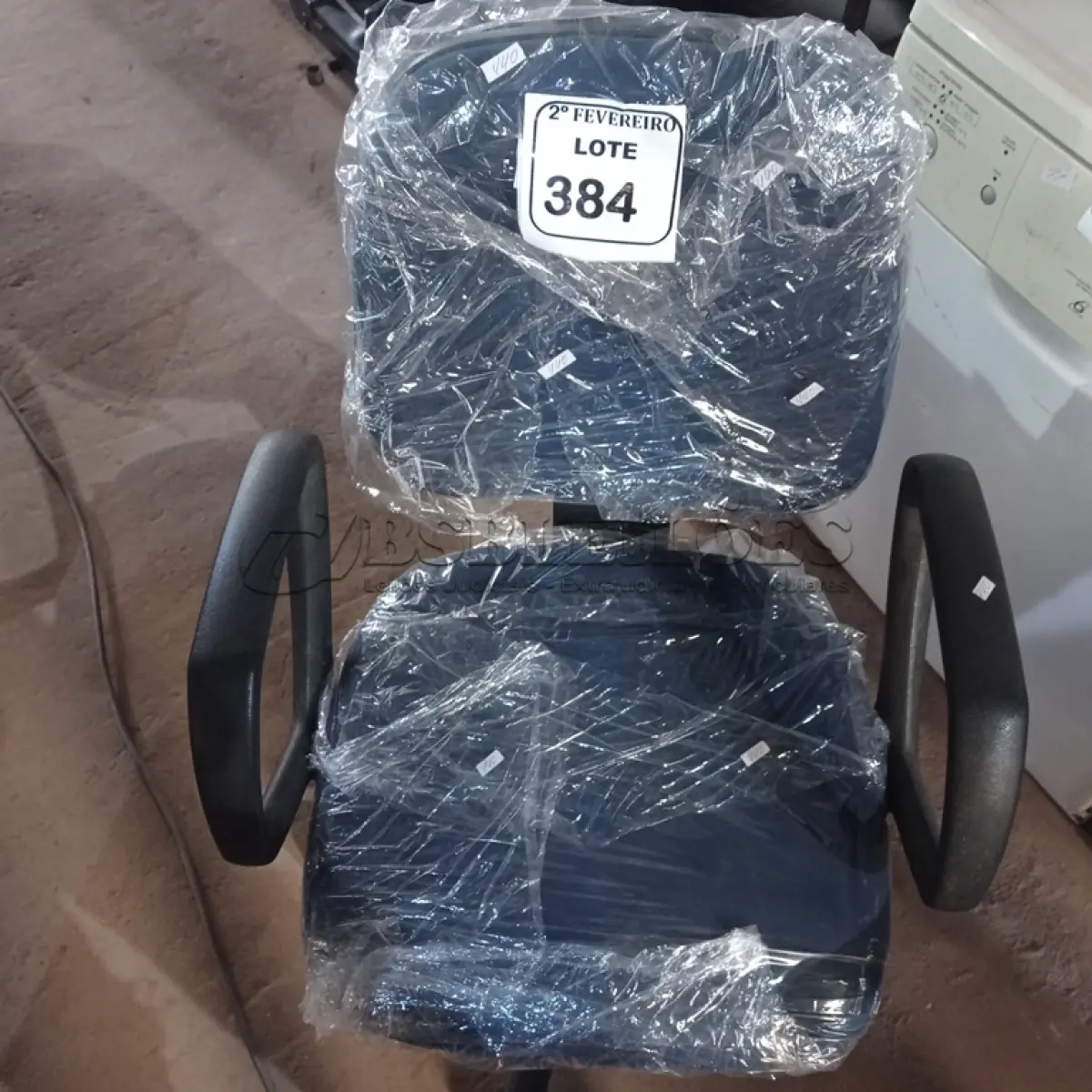 LOTE 384 -  01 CADEIRA GIRATÓRIA PARA ESCRITÓRIO. (NO ESTADO) ATENÇÃO! FAZER A VISITAÇÃO ANTES DE ARREMATAR, NÃO SABEMOS SE FUNCIONA. LEILÃO NÃO TEM GARANTIA E NEM DEVOLUÇÃO, SUJEITO A POSSÍVEIS AVARIAS VISÍVEIS/OCULTAS E/OU AUSÊNCIA DE COMPONENTES.