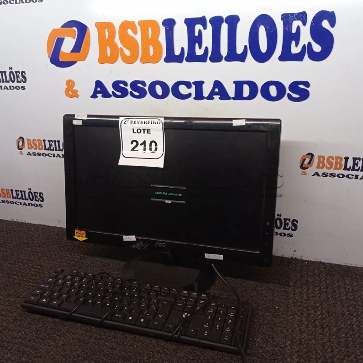 LOTE 210 -  01 MONITOR AOC COM TECLADO. (NO ESTADO) ATENÇÃO! FAZER A VISITAÇÃO ANTES DE ARREMATAR, NÃO SABEMOS SE FUNCIONA. LEILÃO NÃO TEM GARANTIA E NEM DEVOLUÇÃO, SUJEITO A POSSÍVEIS AVARIAS VISÍVEIS/OCULTAS E/OU AUSÊNCIA DE COMPONENTES.