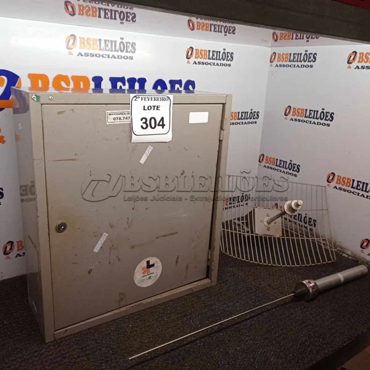 LOTE 304 - 01 QUADRO ELÉTRICO E 01 ANTENA VIA A RÁDIO.  (NO ESTADO) ATENÇÃO! FAZER A VISITAÇÃO ANTES DE ARREMATAR, NÃO SABEMOS SE FUNCIONA. LEILÃO NÃO TEM GARANTIA E NEM DEVOLUÇÃO, SUJEITO A POSSÍVEIS AVARIAS VISÍVEIS/OCULTAS E/OU AUSÊNCIA DE COMPONENTES.