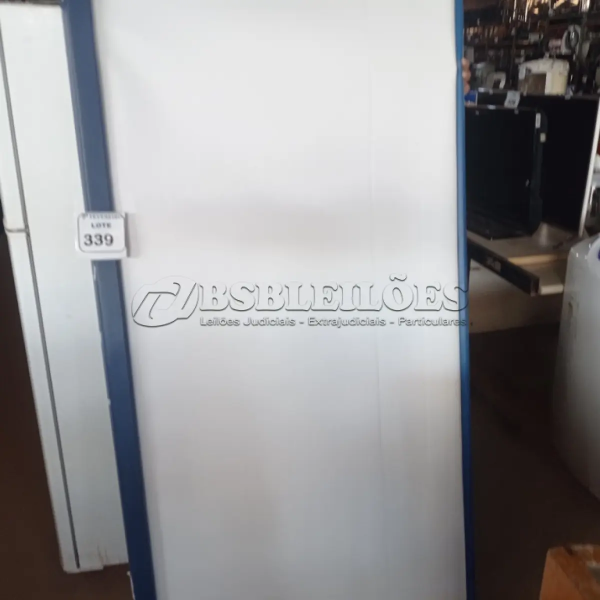 LOTE 339 - 01 TELA DE PROJEÇÃO MANUAL.  (NO ESTADO) ATENÇÃO! FAZER A VISITAÇÃO ANTES DE ARREMATAR, NÃO SABEMOS SE FUNCIONA. LEILÃO NÃO TEM GARANTIA E NEM DEVOLUÇÃO, SUJEITO A POSSÍVEIS AVARIAS VISÍVEIS/OCULTAS E/OU AUSÊNCIA DE COMPONENTES.
