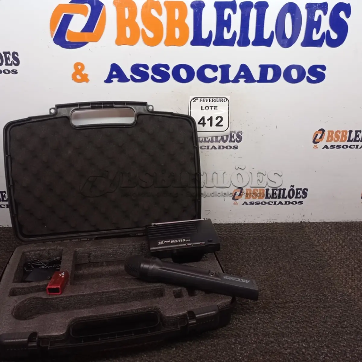 LOTE 412 - 01 MALETA COM 01 MICROFONE E 01 RECEPTOR TSI PRO MS115 CLI. (NO ESTADO) ATENÇÃO! FAZER A VISITAÇÃO ANTES DE ARREMATAR, NÃO SABEMOS SE FUNCIONA. LEILÃO NÃO TEM GARANTIA E NEM DEVOLUÇÃO, SUJEITO A POSSÍVEIS AVARIAS VISÍVEIS/OCULTAS E/OU AUSÊNCIA DE COMPONENTES.