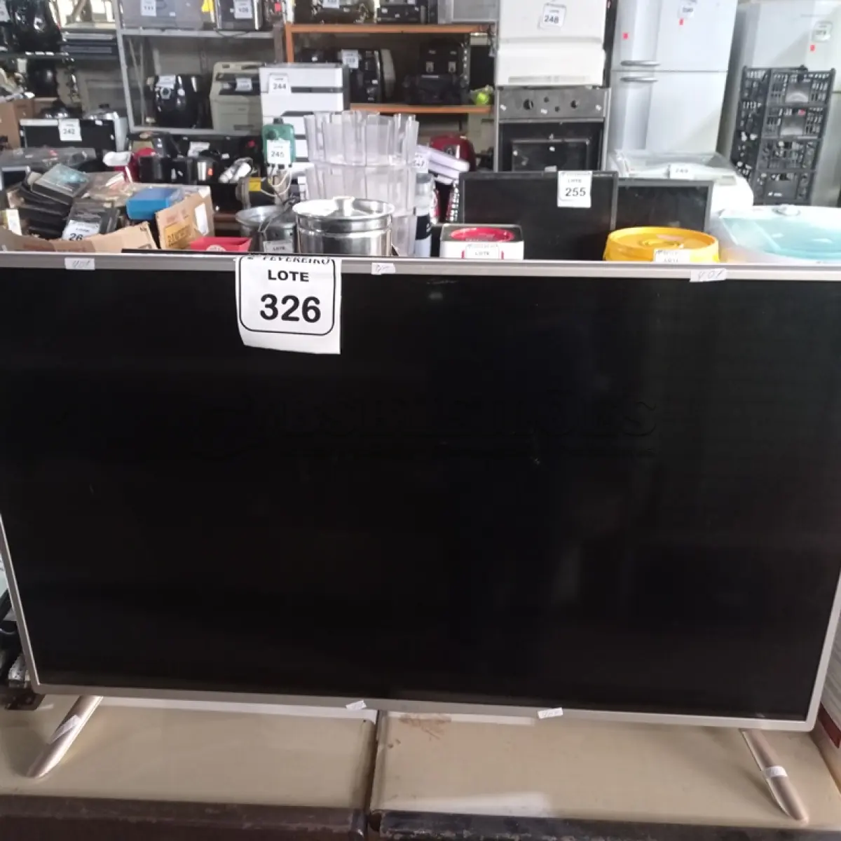 LOTE 326 -  01TV LG 42” E 01 TV SAMSUNG 32”. (NO ESTADO) ATENÇÃO! FAZER A VISITAÇÃO ANTES DE ARREMATAR, NÃO SABEMOS SE FUNCIONA. LEILÃO NÃO TEM GARANTIA E NEM DEVOLUÇÃO, SUJEITO A POSSÍVEIS AVARIAS VISÍVEIS/OCULTAS E/OU AUSÊNCIA DE COMPONENTES.