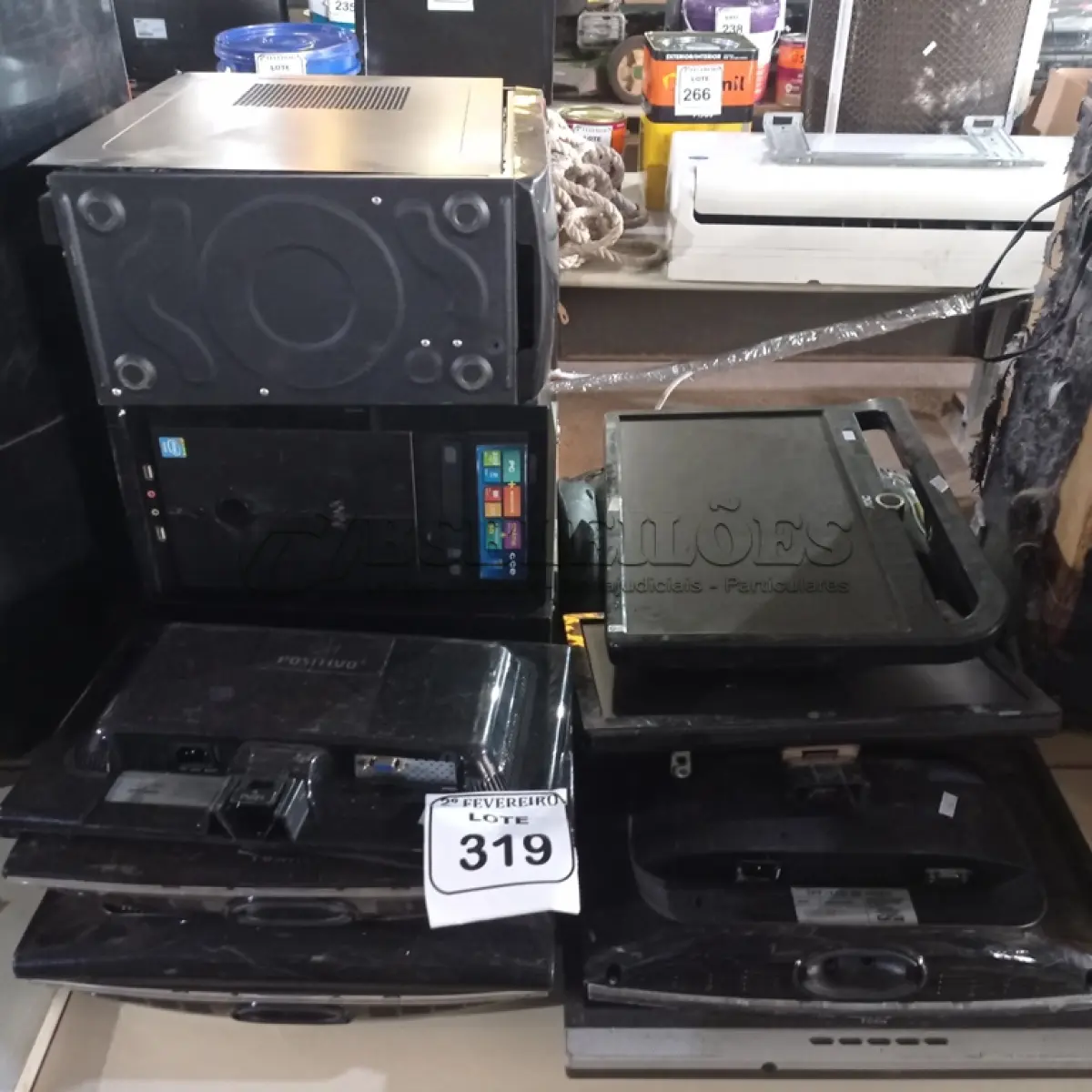LOTE 319 - 10 MONITORES LCD MARCAS E MODELOS DIVERSOS P/RETIRADA DE PEÇAS E 03 CPU’S.  (NO ESTADO) ATENÇÃO! FAZER A VISITAÇÃO ANTES DE ARREMATAR, NÃO SABEMOS SE FUNCIONA. LEILÃO NÃO TEM GARANTIA E NEM DEVOLUÇÃO, SUJEITO A POSSÍVEIS AVARIAS VISÍVEIS/OCULTAS E/OU AUSÊNCIA DE COMPONENTES.