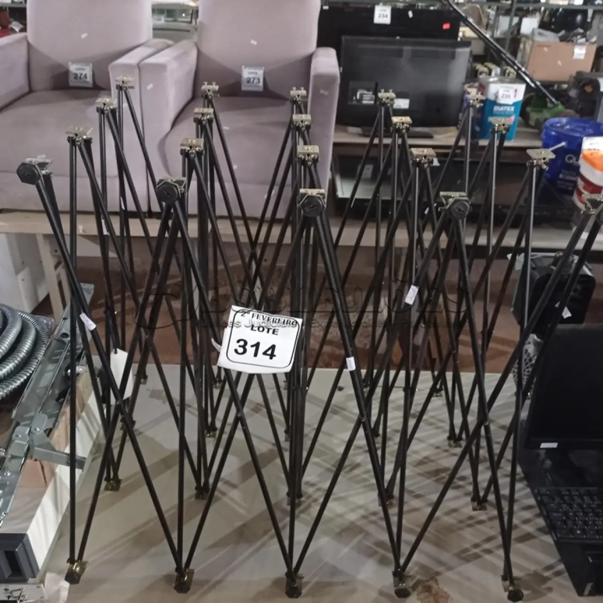 LOTE 314 -  01 SUPORTE PARA ESTÚDIO DE FOTOGRAFIA. (NO ESTADO) ATENÇÃO! FAZER A VISITAÇÃO ANTES DE ARREMATAR, NÃO SABEMOS SE FUNCIONA. LEILÃO NÃO TEM GARANTIA E NEM DEVOLUÇÃO, SUJEITO A POSSÍVEIS AVARIAS VISÍVEIS/OCULTAS E/OU AUSÊNCIA DE COMPONENTES.