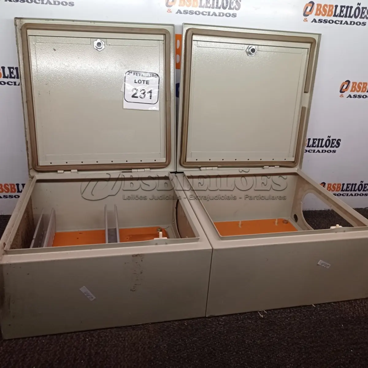 LOTE 231 - 02 QUADROS ELÉTRICOS.  (NO ESTADO) ATENÇÃO! FAZER A VISITAÇÃO ANTES DE ARREMATAR, NÃO SABEMOS SE FUNCIONA. LEILÃO NÃO TEM GARANTIA E NEM DEVOLUÇÃO, SUJEITO A POSSÍVEIS AVARIAS VISÍVEIS/OCULTAS E/OU AUSÊNCIA DE COMPONENTES.