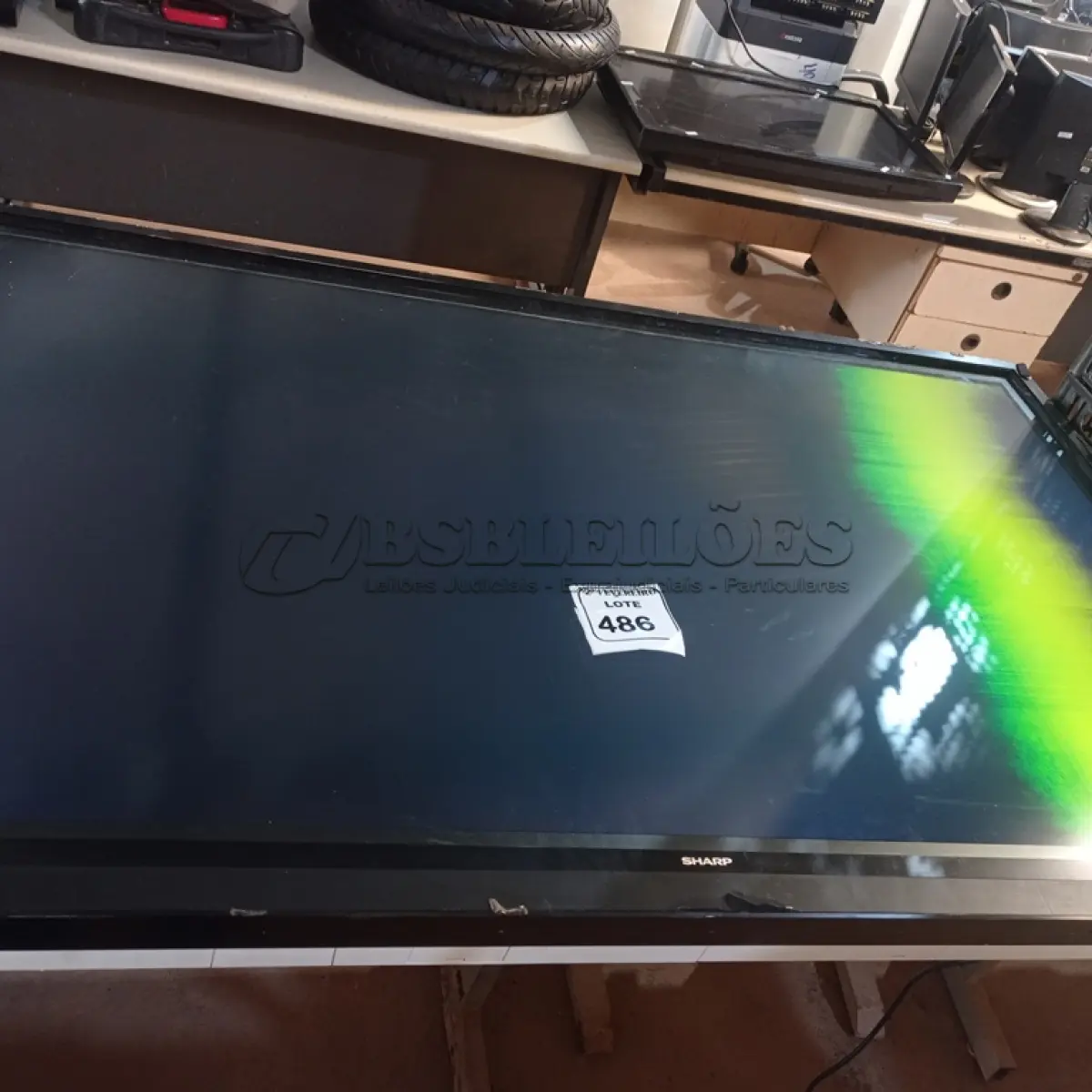LOTE 486 - 01 MONITOR  70” PARA RETIRADA DE PEÇAS. (NO ESTADO) ATENÇÃO! FAZER A VISITAÇÃO ANTES DE ARREMATAR, NÃO SABEMOS SE FUNCIONA. LEILÃO NÃO TEM GARANTIA E NEM DEVOLUÇÃO, SUJEITO A POSSÍVEIS AVARIAS VISÍVEIS/OCULTAS E/OU AUSÊNCIA DE COMPONENTES.