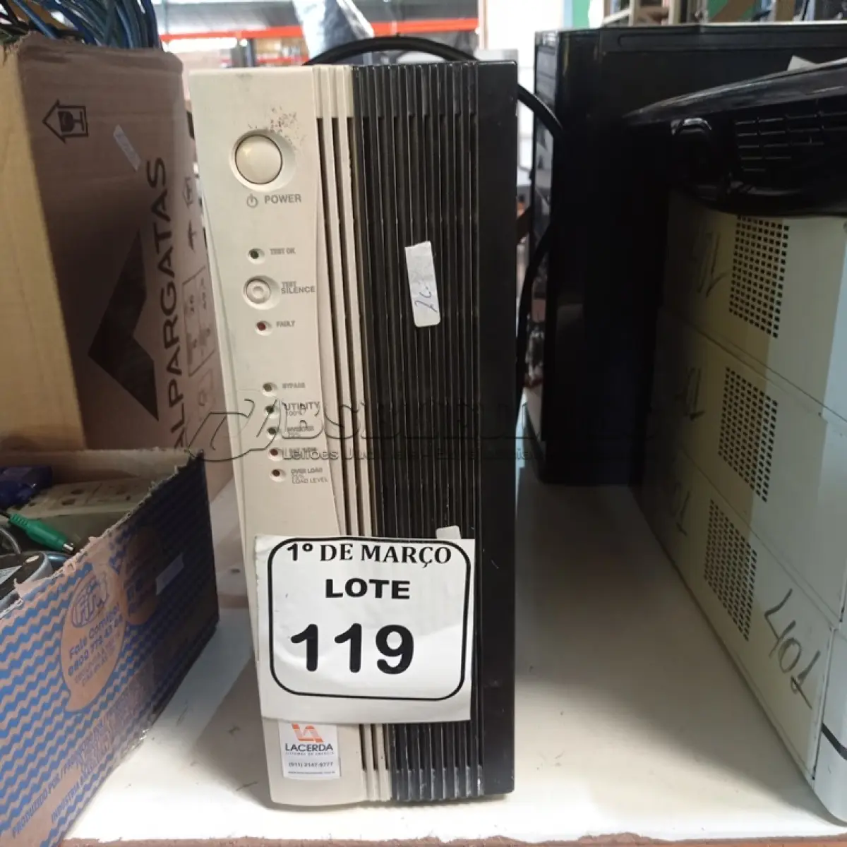 LOTE 119 - 01 NOBREAK 2KVA MARCA LACERDA COM BATERIAS. (NO ESTADO) ATENÇÃO! FAZER A VISITAÇÃO ANTES DE ARREMATAR, NÃO SABEMOS SE FUNCIONA. LEILÃO NÃO TEM GARANTIA E NEM DEVOLUÇÃO, SUJEITO A POSSÍVEIS AVARIAS VISÍVEIS/OCULTAS E/OU AUSÊNCIA DE COMPONENTES.