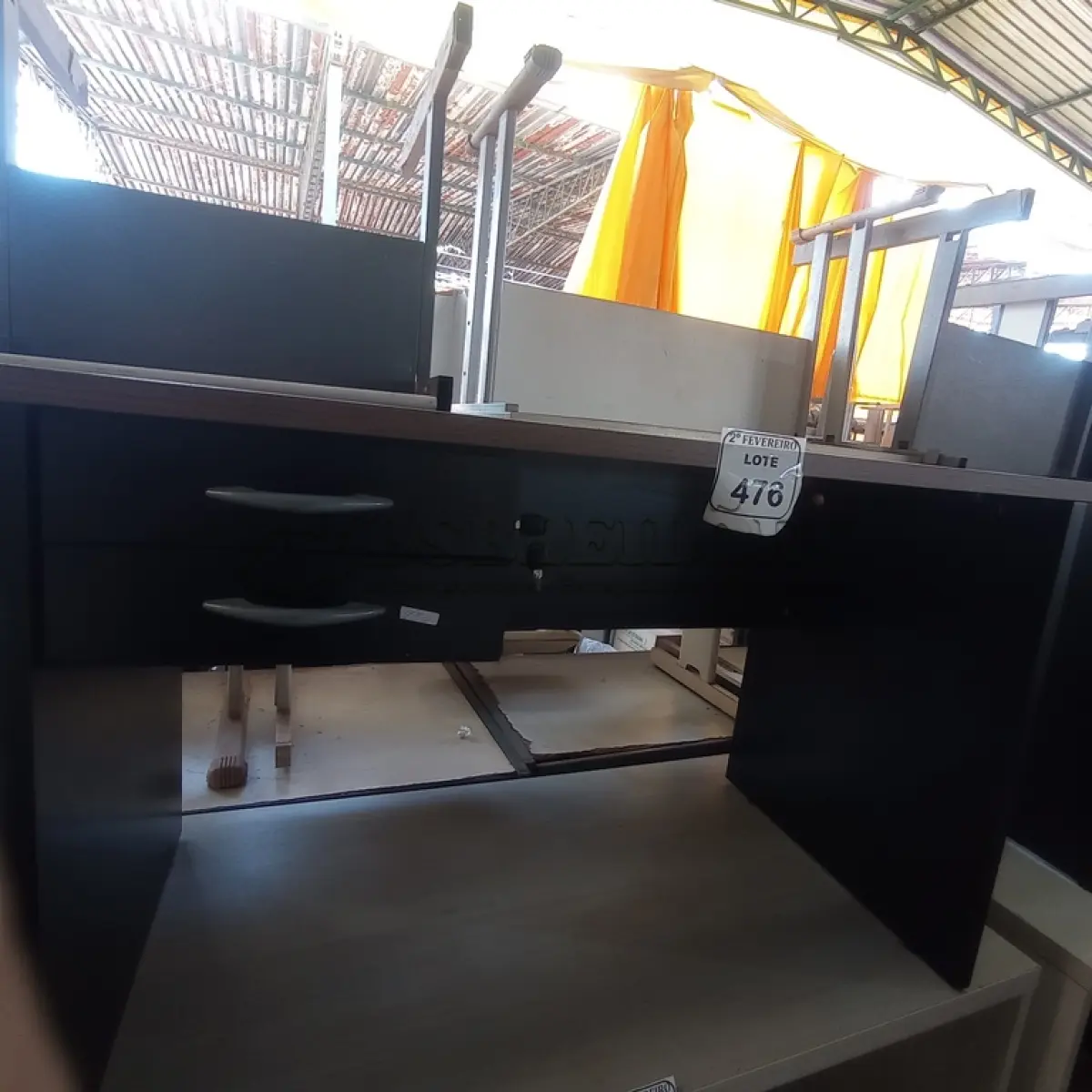 LOTE 476 - 01 MESA COM 02 GAVETAS EM MADEIRA PARA ESCRITÓRIO. (NO ESTADO) ATENÇÃO! FAZER A VISITAÇÃO ANTES DE ARREMATAR, NÃO SABEMOS SE FUNCIONA. LEILÃO NÃO TEM GARANTIA E NEM DEVOLUÇÃO, SUJEITO A POSSÍVEIS AVARIAS VISÍVEIS/OCULTAS E/OU AUSÊNCIA DE COMPONENTES.