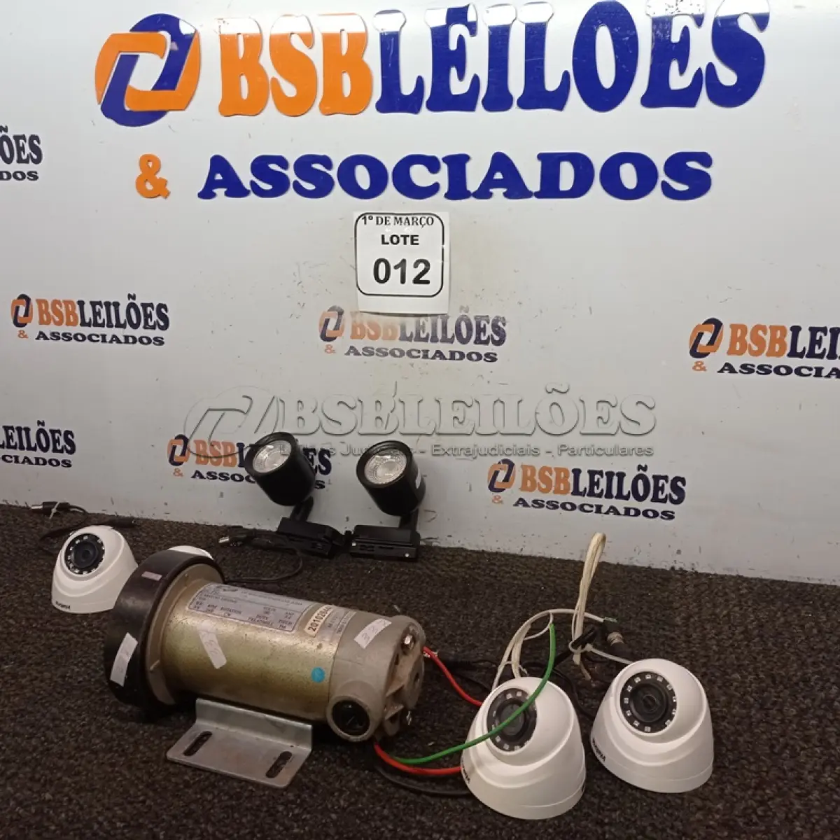 LOTE 012 - 01 MOTOR DE ESTEIRA 180W 220V, 04 CÂMERAS INTELBRAS VHD/010 E 02 LUMINÁRIAS DE JARDIM 220V. (NO ESTADO) ATENÇÃO! FAZER A VISITAÇÃO ANTES DE ARREMATAR, NÃO SABEMOS SE FUNCIONA. LEILÃO NÃO TEM GARANTIA E NEM DEVOLUÇÃO, SUJEITO A POSSÍVEIS AVARIAS VISÍVEIS/OCULTAS E/OU AUSÊNCIA DE COMPONENTES.