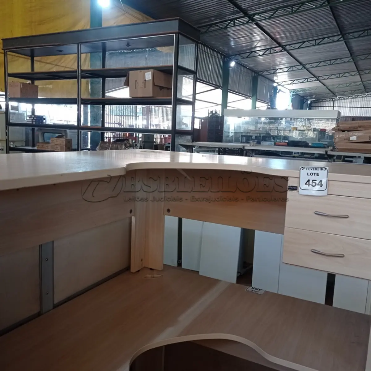 LOTE 454 - 01 MESA DE CANTO COM 02 GAVETAS EM MADEIRA PARA ESCRITÓRIO. (NO ESTADO) ATENÇÃO! FAZER A VISITAÇÃO ANTES DE ARREMATAR, NÃO SABEMOS SE FUNCIONA. LEILÃO NÃO TEM GARANTIA E NEM DEVOLUÇÃO, SUJEITO A POSSÍVEIS AVARIAS VISÍVEIS/OCULTAS E/OU AUSÊNCIA DE COMPONENTES.