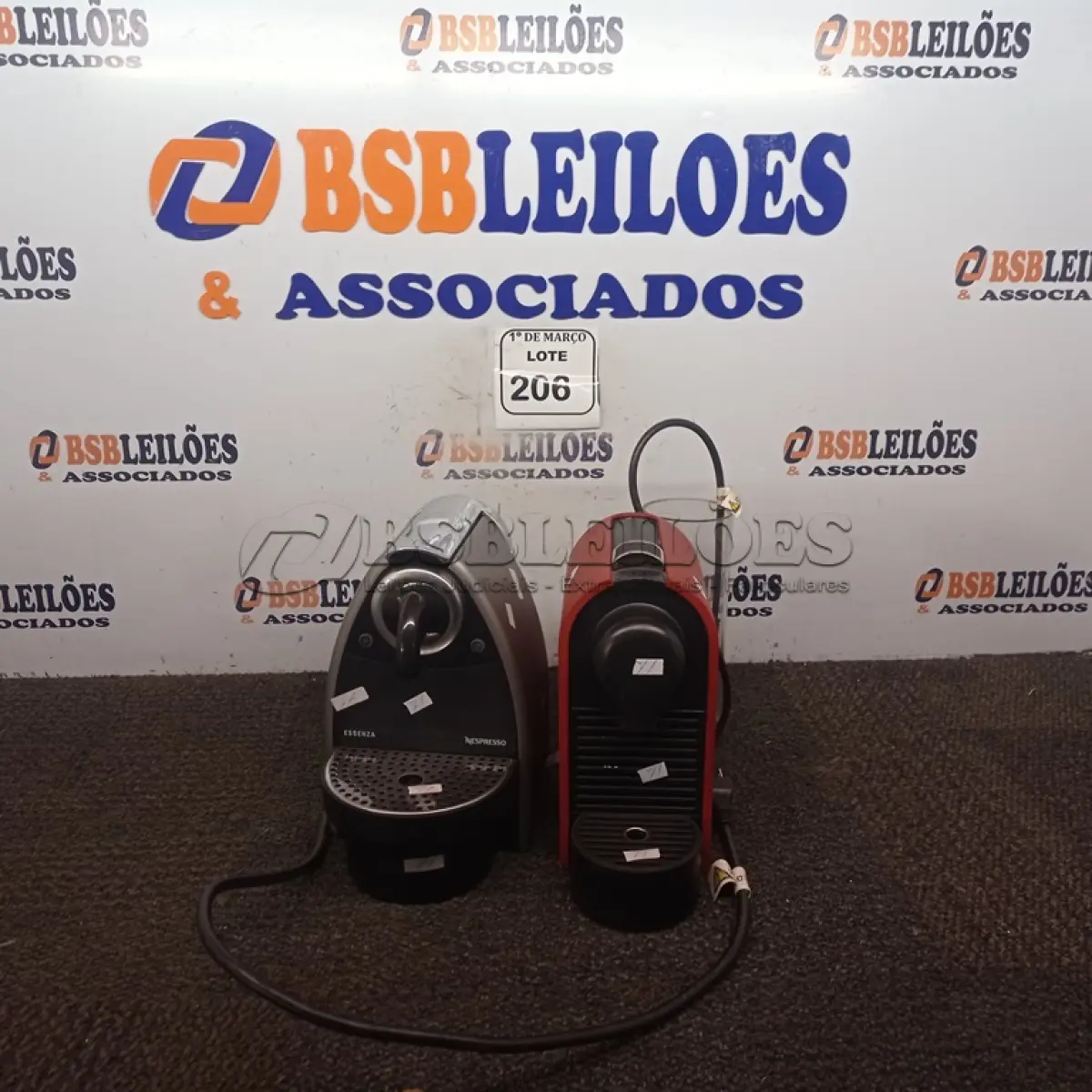 LOTE 206 - 02 CAFETEIRAS DE CÁPSULAS DIVERSAS. (NO ESTADO) ATENÇÃO! FAZER A VISITAÇÃO ANTES DE ARREMATAR, NÃO SABEMOS SE FUNCIONA. LEILÃO NÃO TEM GARANTIA E NEM DEVOLUÇÃO, SUJEITO A POSSÍVEIS AVARIAS VISÍVEIS/OCULTAS E/OU AUSÊNCIA DE COMPONENTES.