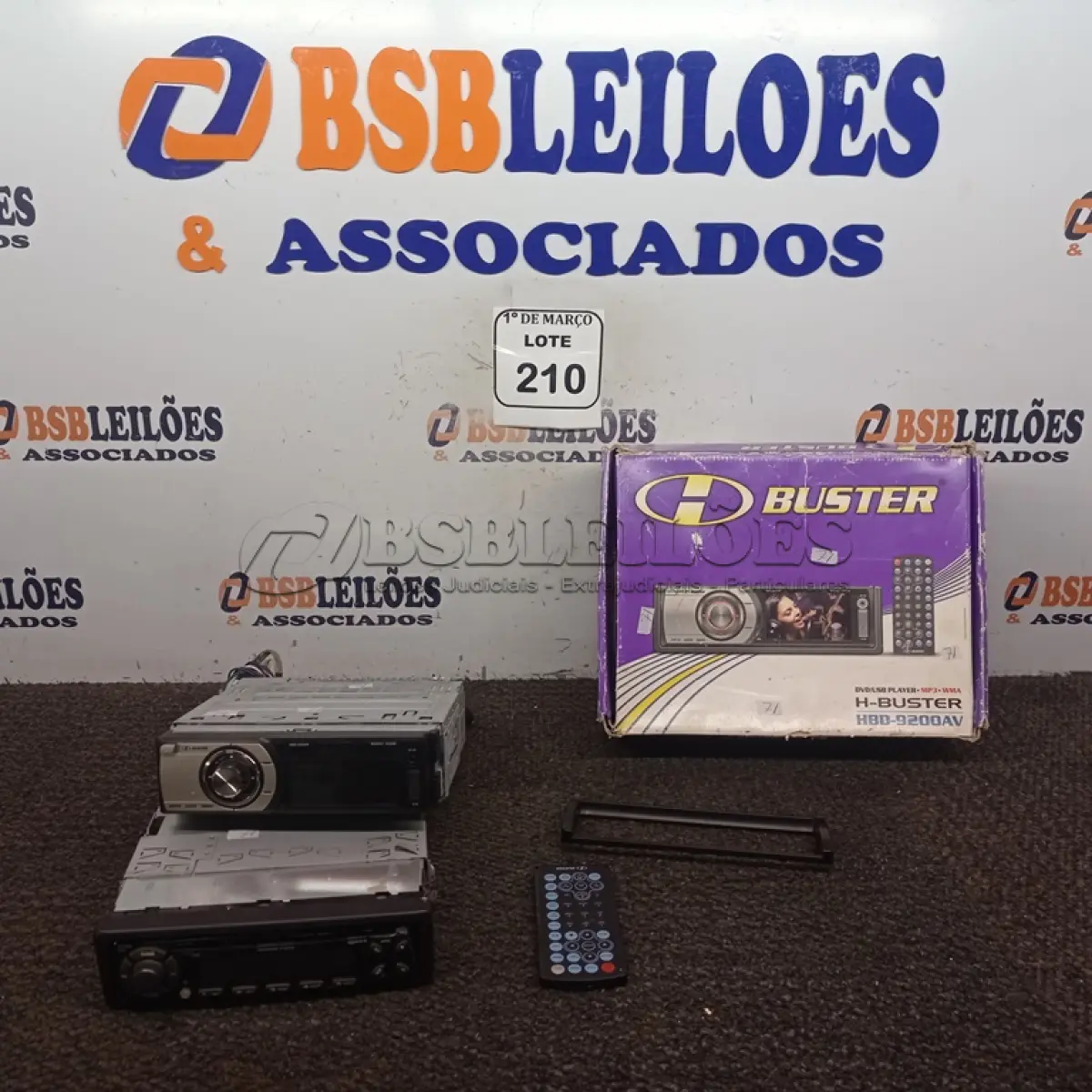 LOTE 210 - 01 SOM AUTOMOTIVO BUSTER E 01 SOM AUTOMOTIVO SIEMENS SEM RABICHO. (NO ESTADO) ATENÇÃO! FAZER A VISITAÇÃO ANTES DE ARREMATAR, NÃO SABEMOS SE FUNCIONA. LEILÃO NÃO TEM GARANTIA E NEM DEVOLUÇÃO, SUJEITO A POSSÍVEIS AVARIAS VISÍVEIS/OCULTAS E/OU AUSÊNCIA DE COMPONENTES.