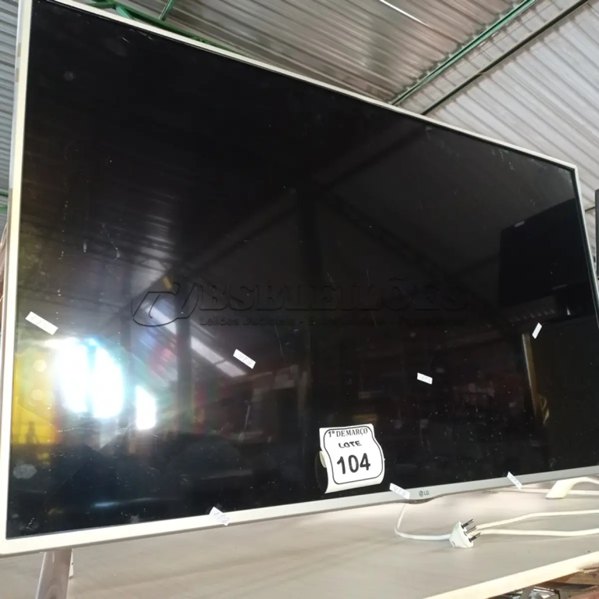 LOTE 104 - 01 TV 55’’ MARCA LG COM A TELA QUEBRADA. APENAS PARA RETIRADA DE PEÇAS. (NO ESTADO) ATENÇÃO! FAZER A VISITAÇÃO ANTES DE ARREMATAR, NÃO SABEMOS SE FUNCIONA. LEILÃO NÃO TEM GARANTIA E NEM DEVOLUÇÃO, SUJEITO A POSSÍVEIS AVARIAS VISÍVEIS/OCULTAS E/OU AUSÊNCIA DE COMPONENTES.
