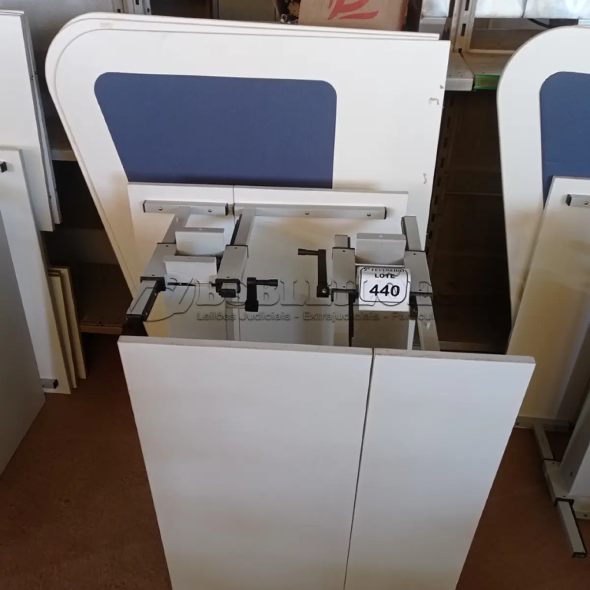 LOTE 440 - 02 MESAS COM REGULAGEM DE ALTURA MANUAL E 3 LATERAIS EM MADEIRA PRA BAIA. (NO ESTADO) ATENÇÃO! FAZER A VISITAÇÃO ANTES DE ARREMATAR, NÃO SABEMOS SE FUNCIONA. LEILÃO NÃO TEM GARANTIA E NEM DEVOLUÇÃO, SUJEITO A POSSÍVEIS AVARIAS VISÍVEIS/OCULTAS E/OU AUSÊNCIA DE COMPONENTES.