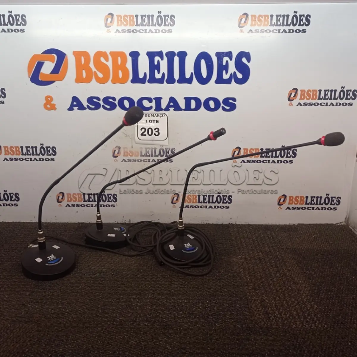 LOTE 203 - 03 MICROFONES COM BASE TSI. (NO ESTADO) ATENÇÃO! FAZER A VISITAÇÃO ANTES DE ARREMATAR, NÃO SABEMOS SE FUNCIONA. LEILÃO NÃO TEM GARANTIA E NEM DEVOLUÇÃO, SUJEITO A POSSÍVEIS AVARIAS VISÍVEIS/OCULTAS E/OU AUSÊNCIA DE COMPONENTES.