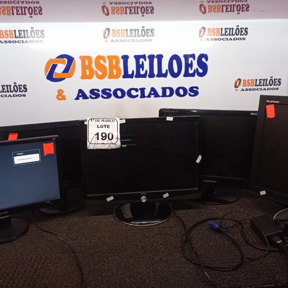 LOTE 190 - 05 MONITORES MARCA E MODELOS DIVERSOS. (NO ESTADO) ATENÇÃO! FAZER A VISITAÇÃO ANTES DE ARREMATAR, NÃO SABEMOS SE FUNCIONA. LEILÃO NÃO TEM GARANTIA E NEM DEVOLUÇÃO, SUJEITO A POSSÍVEIS AVARIAS VISÍVEIS/OCULTAS E/OU AUSÊNCIA DE COMPONENTES.
