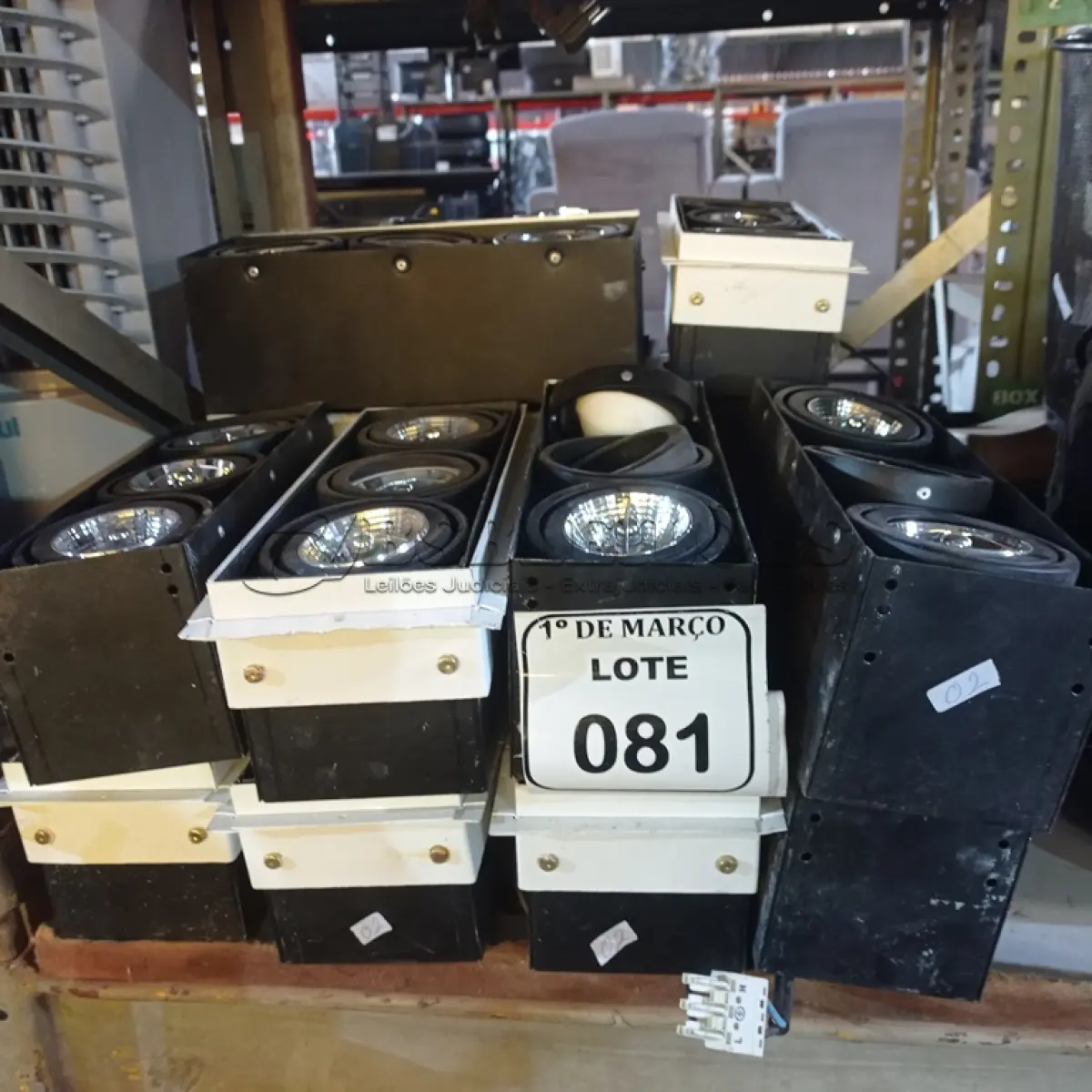 LOTE 081 - 01 LOTE COM LUMINÁRIAS DE EMBUTIR. (NO ESTADO) ATENÇÃO! FAZER A VISITAÇÃO ANTES DE ARREMATAR, NÃO SABEMOS SE FUNCIONA. LEILÃO NÃO TEM GARANTIA E NEM DEVOLUÇÃO, SUJEITO A POSSÍVEIS AVARIAS VISÍVEIS/OCULTAS E/OU AUSÊNCIA DE COMPONENTES.