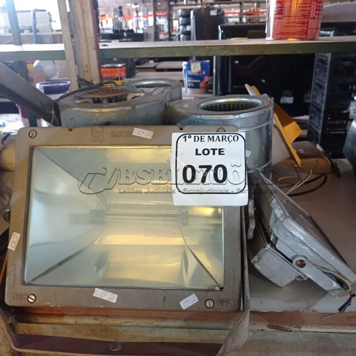 LOTE 070 - 03 EXAUSTORES, 02 REFLETORES E 01 CAIXA DE CORREIOS. (NO ESTADO) ATENÇÃO! FAZER A VISITAÇÃO ANTES DE ARREMATAR, NÃO SABEMOS SE FUNCIONA. LEILÃO NÃO TEM GARANTIA E NEM DEVOLUÇÃO, SUJEITO A POSSÍVEIS AVARIAS VISÍVEIS/OCULTAS E/OU AUSÊNCIA DE COMPONENTES.