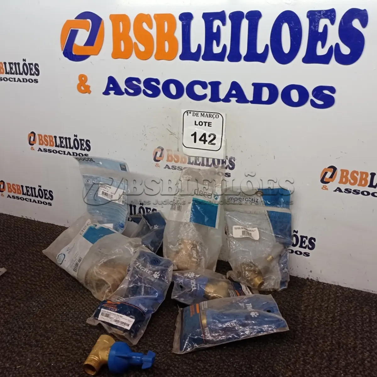 LOTE 142 - 09 REGISTROS DE METAL DIVERSOS. (NOVO) (NO ESTADO) ATENÇÃO! FAZER A VISITAÇÃO ANTES DE ARREMATAR, NÃO SABEMOS SE FUNCIONA. LEILÃO NÃO TEM GARANTIA E NEM DEVOLUÇÃO, SUJEITO A POSSÍVEIS AVARIAS VISÍVEIS/OCULTAS E/OU AUSÊNCIA DE COMPONENTES.
