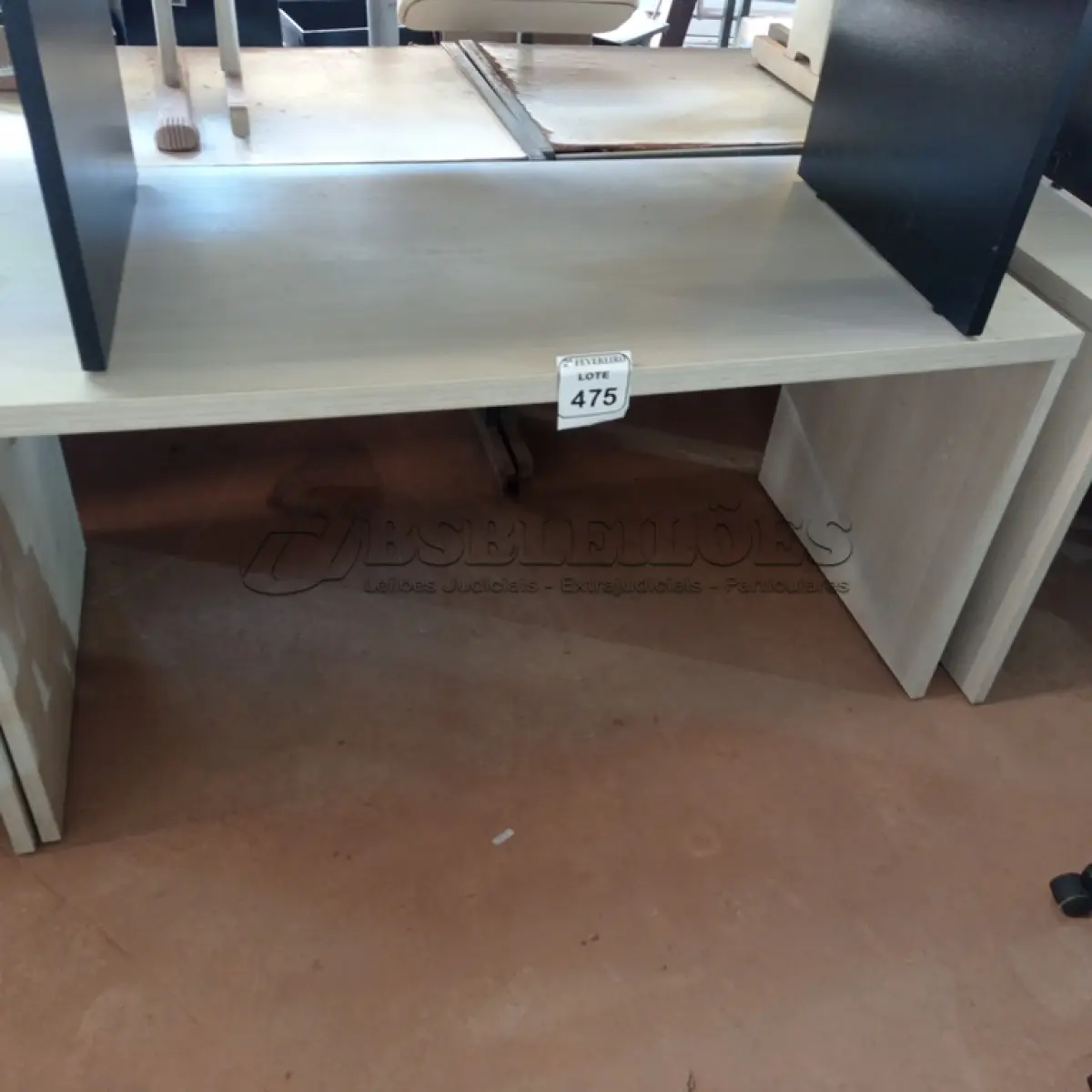 LOTE 475 - 01 MESA EM MADEIRA PARA ESCRITÓRIO. (NO ESTADO) ATENÇÃO! FAZER A VISITAÇÃO ANTES DE ARREMATAR, NÃO SABEMOS SE FUNCIONA. LEILÃO NÃO TEM GARANTIA E NEM DEVOLUÇÃO, SUJEITO A POSSÍVEIS AVARIAS VISÍVEIS/OCULTAS E/OU AUSÊNCIA DE COMPONENTES.