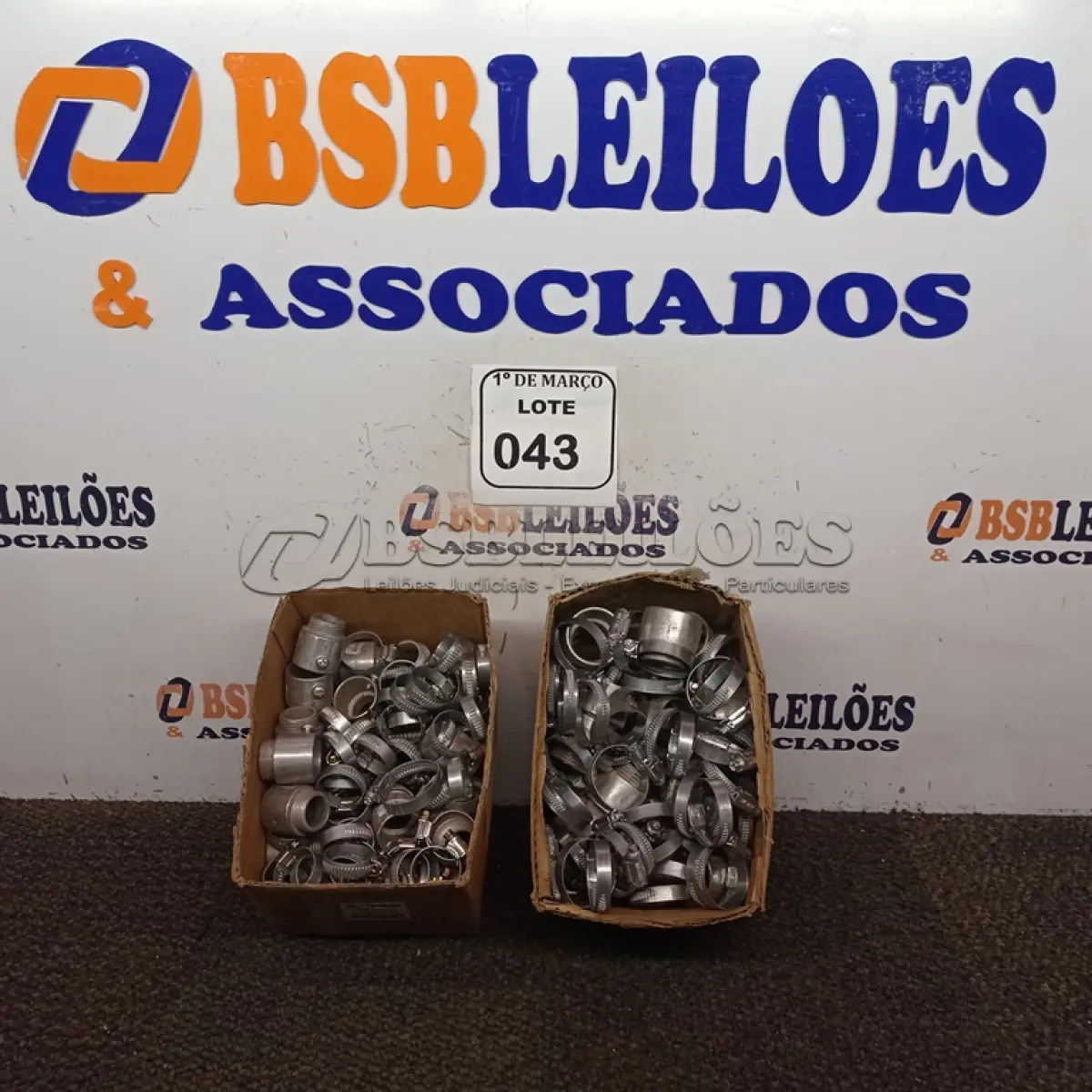 LOTE 043 - 01 LOTE COM GRANDE QUANTIDADE DE BRAÇADEIRAS E VÁRIOS CONECTORES RETO. (NOVO) (NO ESTADO) ATENÇÃO! FAZER A VISITAÇÃO ANTES DE ARREMATAR, NÃO SABEMOS SE FUNCIONA. LEILÃO NÃO TEM GARANTIA E NEM DEVOLUÇÃO, SUJEITO A POSSÍVEIS AVARIAS VISÍVEIS/OCULTAS E/OU AUSÊNCIA DE COMPONENTES.