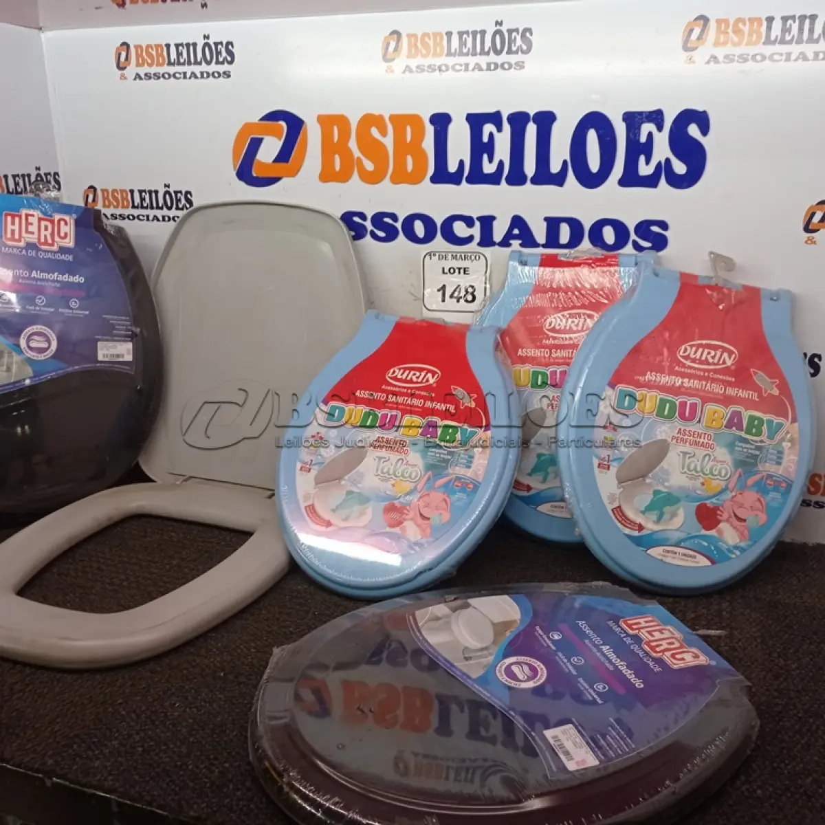 LOTE 148 - 03 ACENTOS SANITÁRIOS INFANTIL NA COR AZUL, 02 NA COR PRETA E 01 CINZA. (NOVO) (NO ESTADO) ATENÇÃO! FAZER A VISITAÇÃO ANTES DE ARREMATAR, NÃO SABEMOS SE FUNCIONA. LEILÃO NÃO TEM GARANTIA E NEM DEVOLUÇÃO, SUJEITO A POSSÍVEIS AVARIAS VISÍVEIS/OCULTAS E/OU AUSÊNCIA DE COMPONENTES.