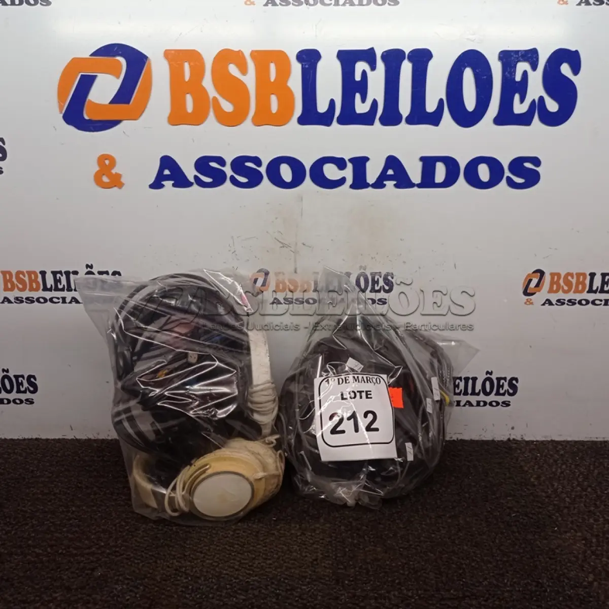 LOTE 212 - 01 LOTE COM FONES DE OUVIDO DIVERSOS. (NO ESTADO) ATENÇÃO! FAZER A VISITAÇÃO ANTES DE ARREMATAR, NÃO SABEMOS SE FUNCIONA. LEILÃO NÃO TEM GARANTIA E NEM DEVOLUÇÃO, SUJEITO A POSSÍVEIS AVARIAS VISÍVEIS/OCULTAS E/OU AUSÊNCIA DE COMPONENTES.
