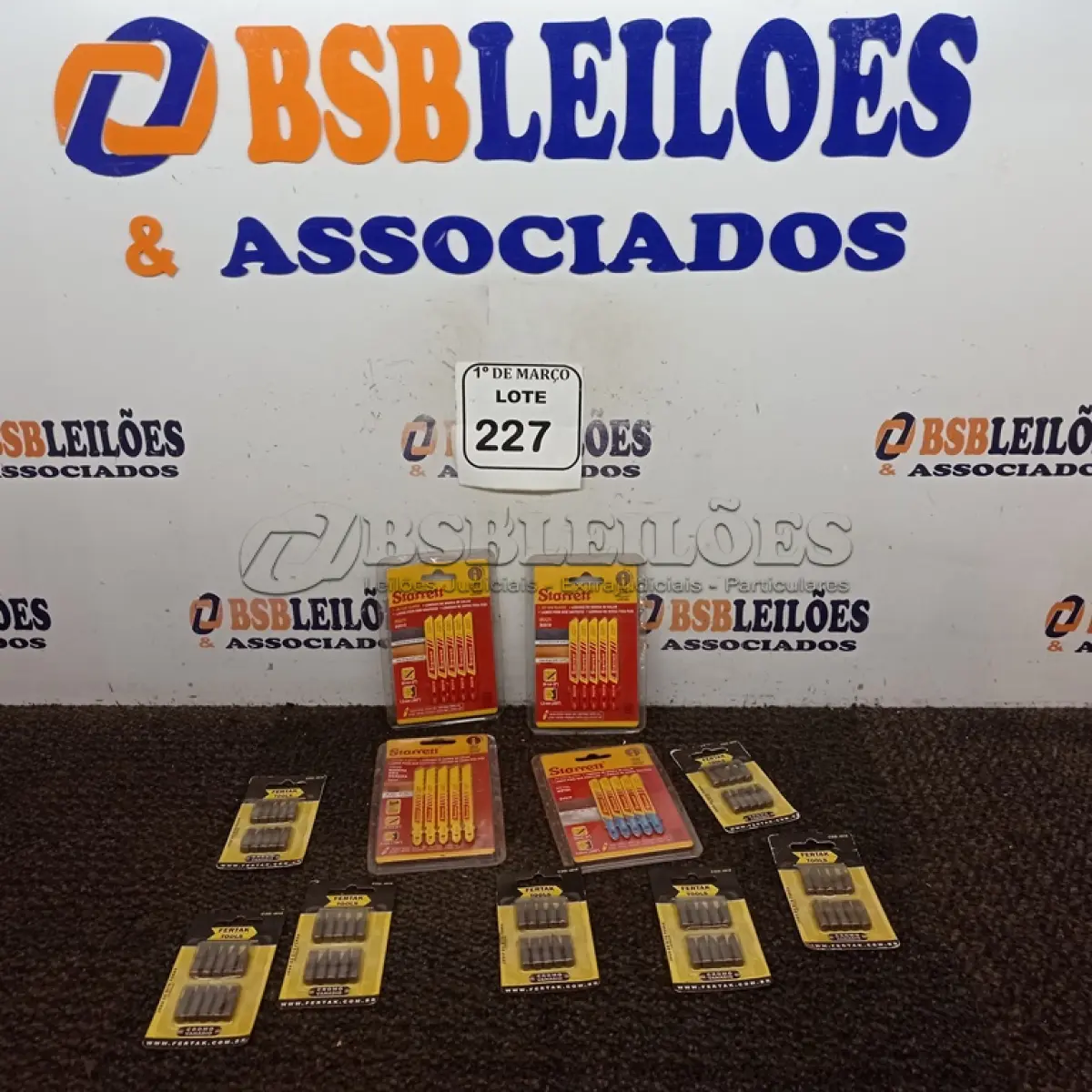LOTE 227 - 07 JOGOS DE BITS FENDA E 04 KITS DE LÂMINAS PARA TICO-TICO. (NO ESTADO) ATENÇÃO! FAZER A VISITAÇÃO ANTES DE ARREMATAR, NÃO SABEMOS SE FUNCIONA. LEILÃO NÃO TEM GARANTIA E NEM DEVOLUÇÃO, SUJEITO A POSSÍVEIS AVARIAS VISÍVEIS/OCULTAS E/OU AUSÊNCIA DE COMPONENTES.