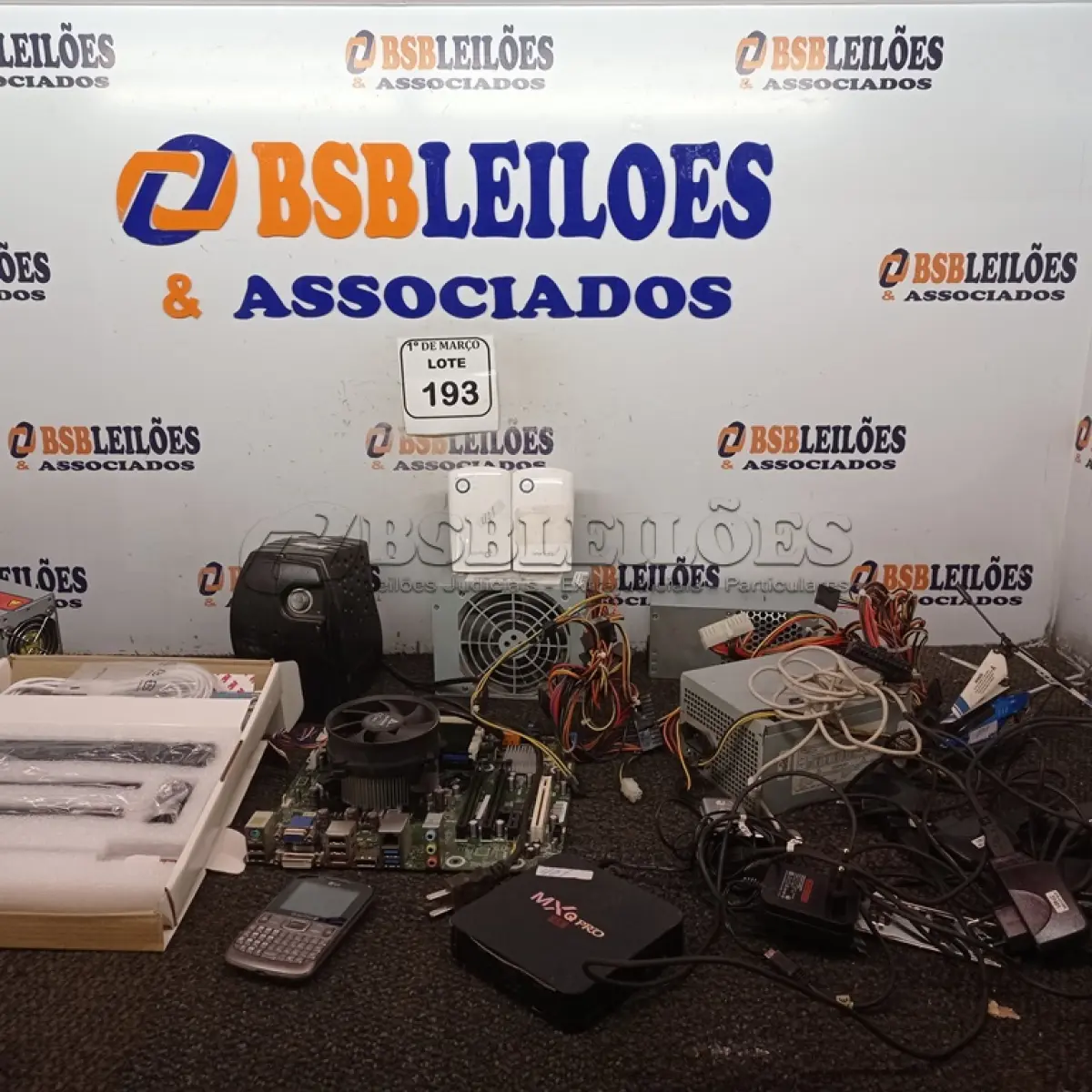 LOTE 193 - 01 LOTE COM FONTES PARA COMPUTADORES, LOUSA DIGITAL, PLACA MÃE E 01 CAIXA DE SOM PORTÁTIL. (NO ESTADO) ATENÇÃO! FAZER A VISITAÇÃO ANTES DE ARREMATAR, NÃO SABEMOS SE FUNCIONA. LEILÃO NÃO TEM GARANTIA E NEM DEVOLUÇÃO, SUJEITO A POSSÍVEIS AVARIAS VISÍVEIS/OCULTAS E/OU AUSÊNCIA DE COMPONENTES.